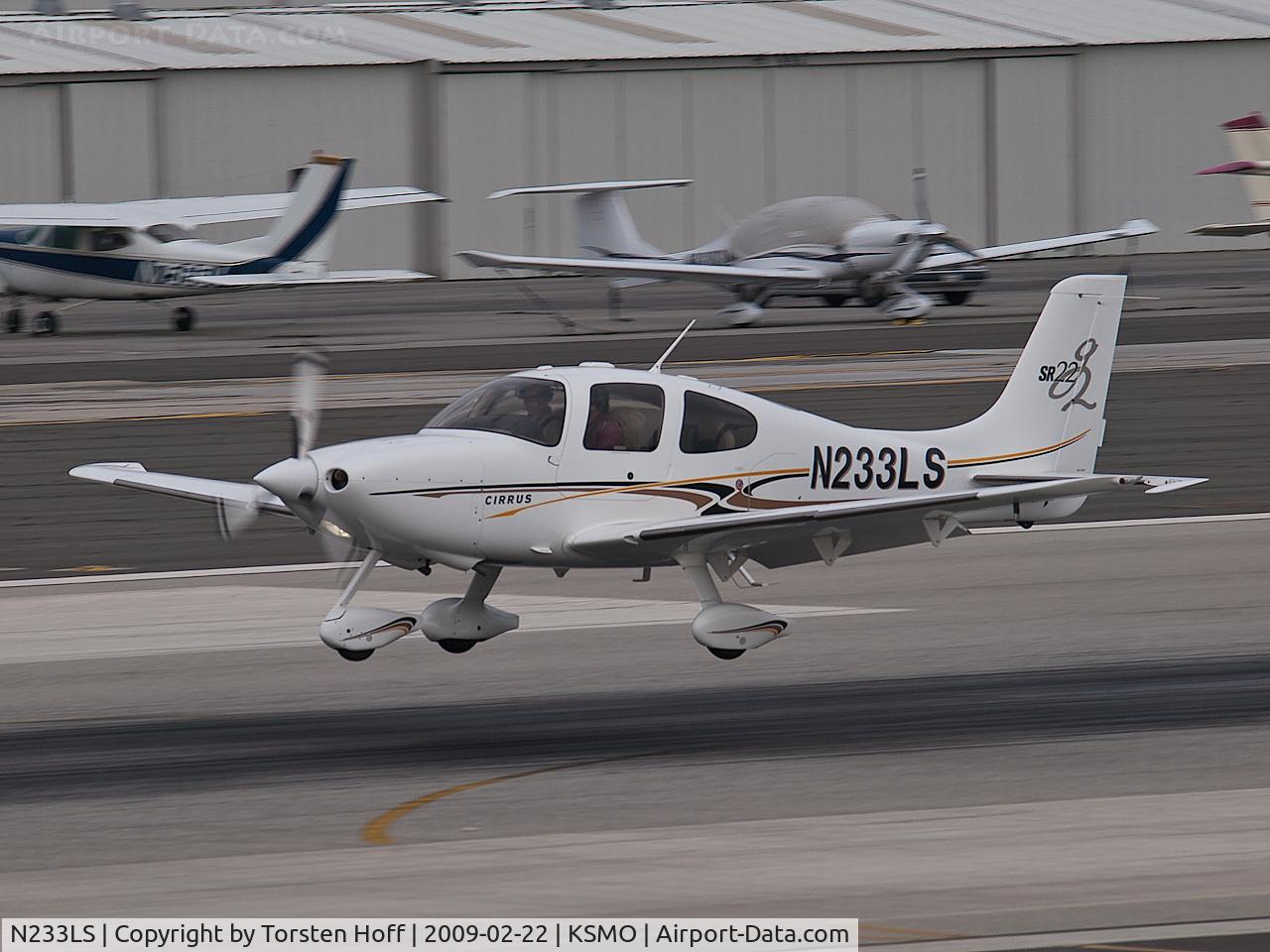 N233LS, 2004 Cirrus SR22 G2 C/N 0885, N233LS arriving on RWY 21