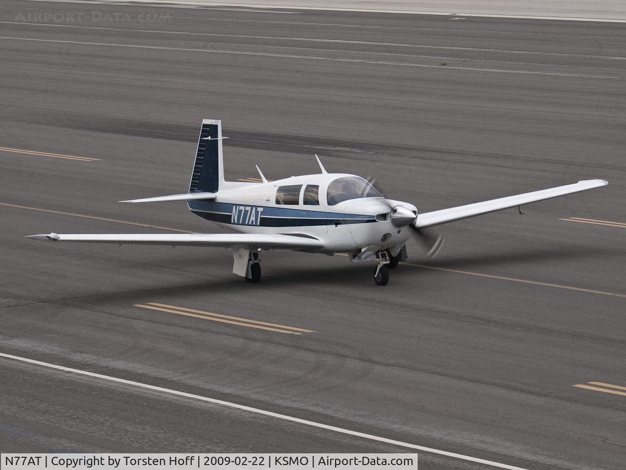 N77AT, 1981 Mooney M20J 201 C/N 24-1233, N77AT taxiing