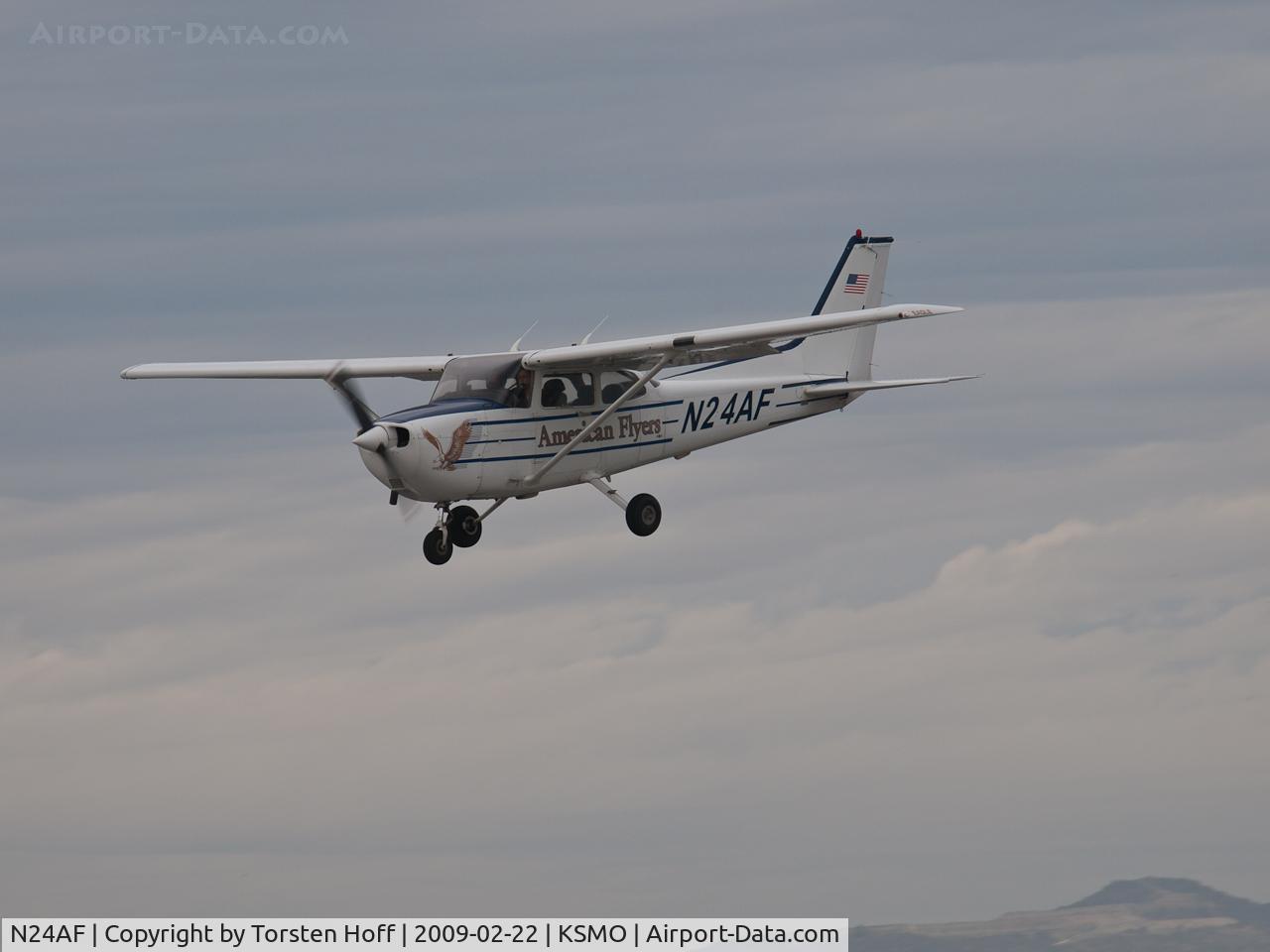 N24AF, 1998 Cessna 172R C/N 17280439, N24AF arriving on RWY 21