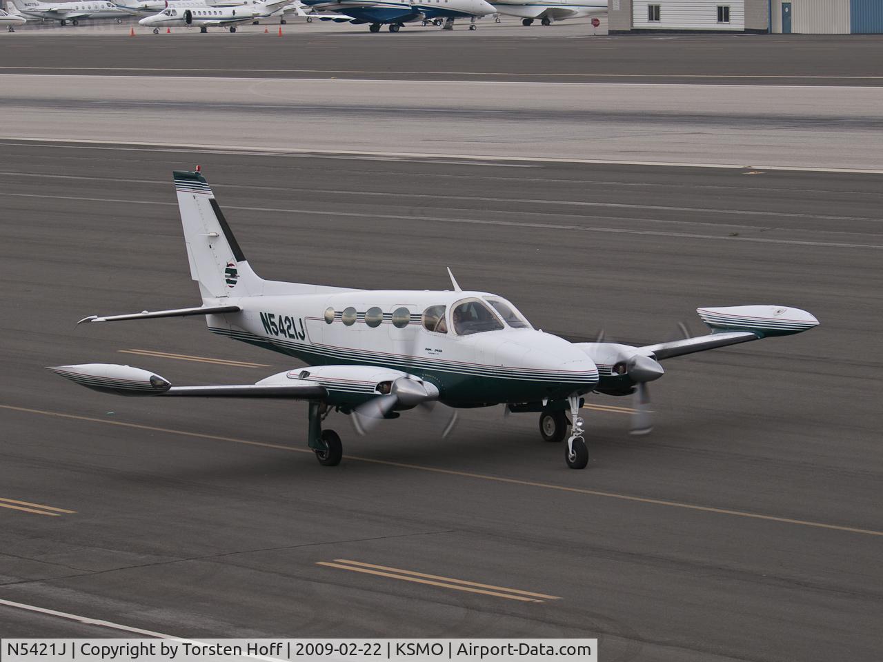 N5421J, 1976 Cessna 340A C/N 340A0108, N5421J taxiing