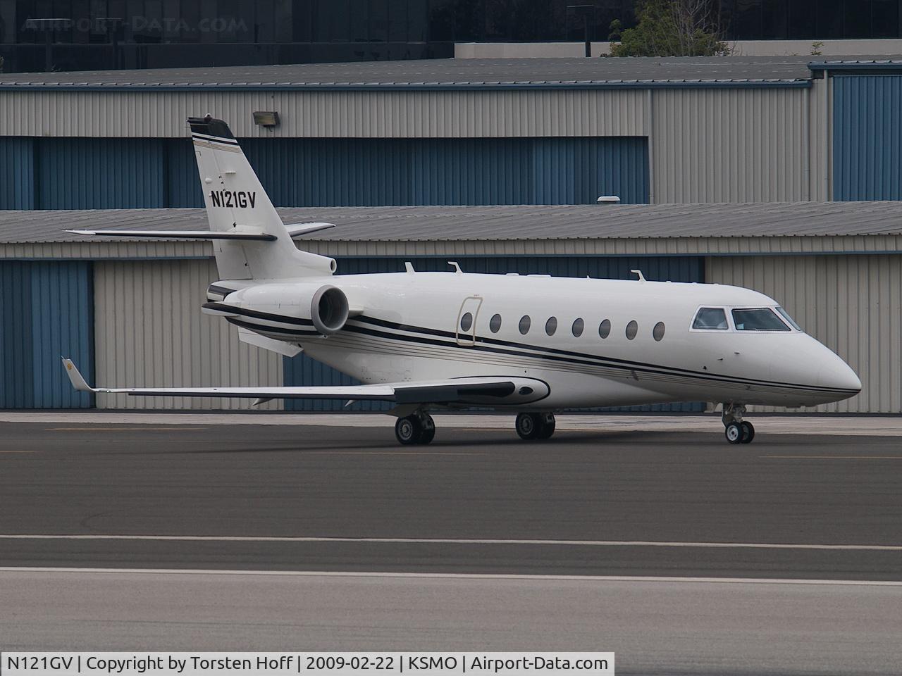 N121GV, 2004 Israel Aircraft Industries Gulfstream 200 C/N 094, N121GV taxiing