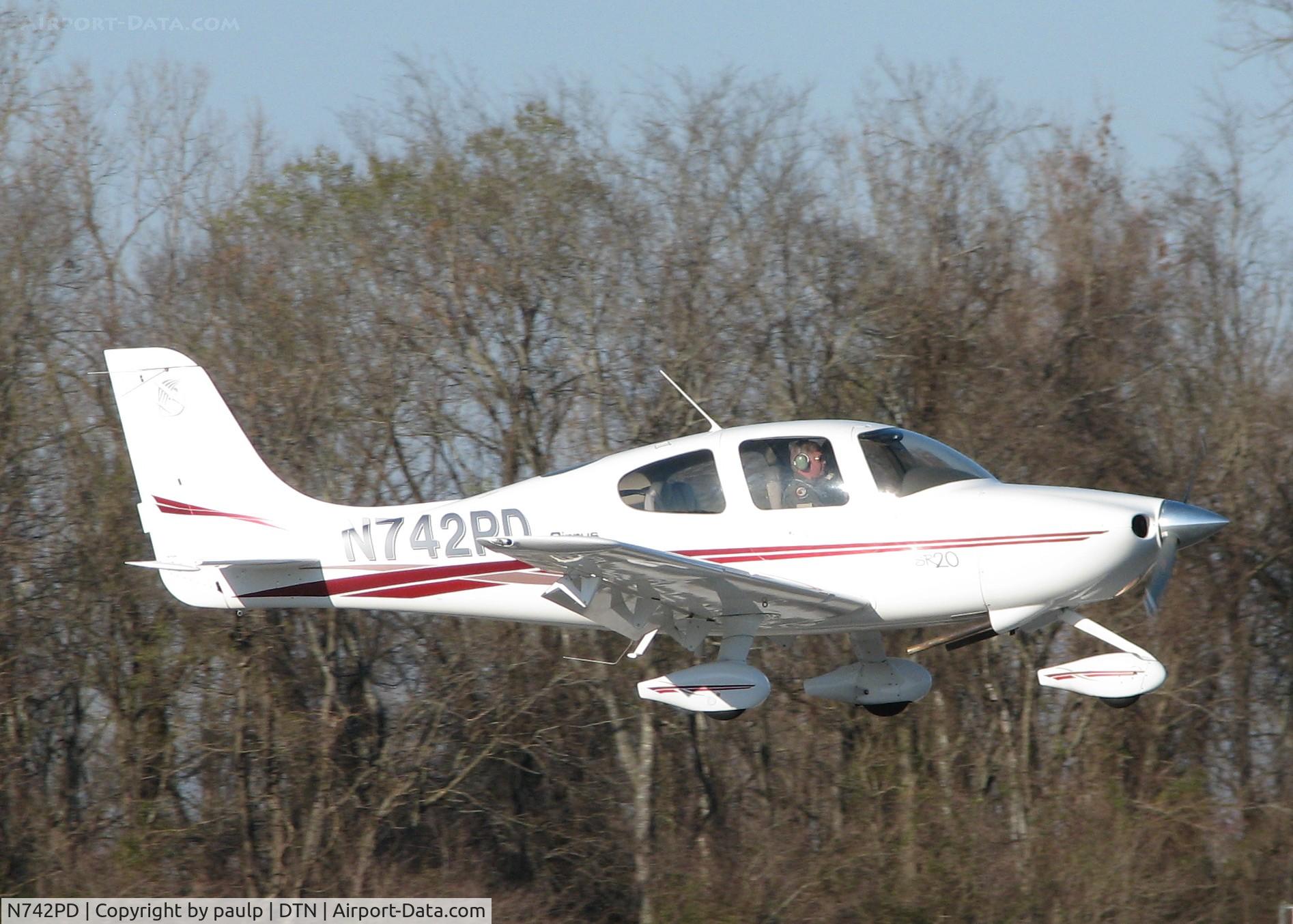 N742PD, 2002 Cirrus SR20 C/N 1187, Landing at Downtown Shreveport.
