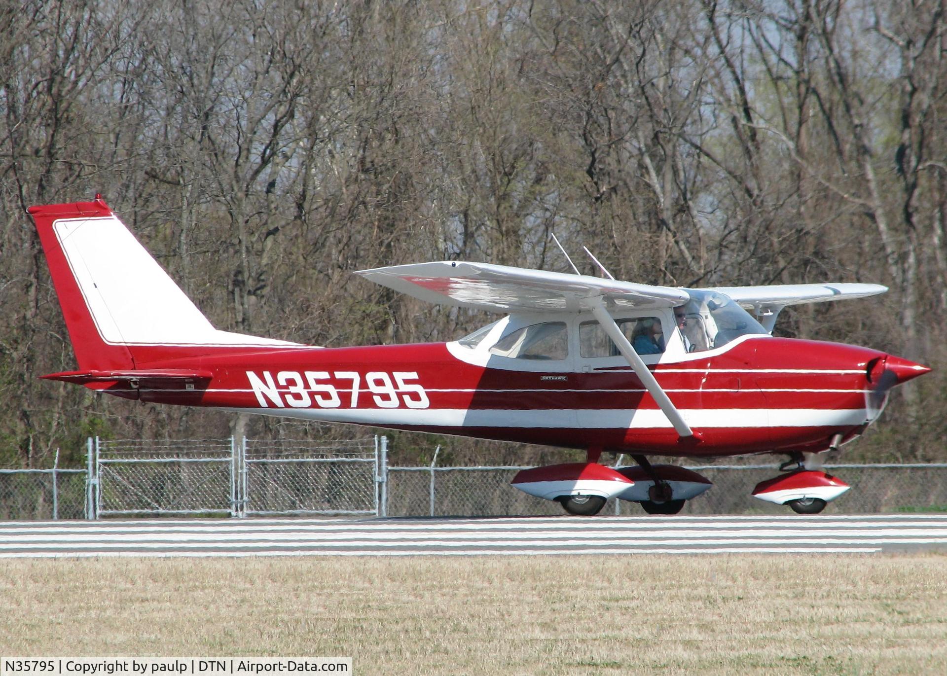 N35795, 1968 Cessna 172I C/N 17256965, Taking off from 14 at Downtown Shreveport.