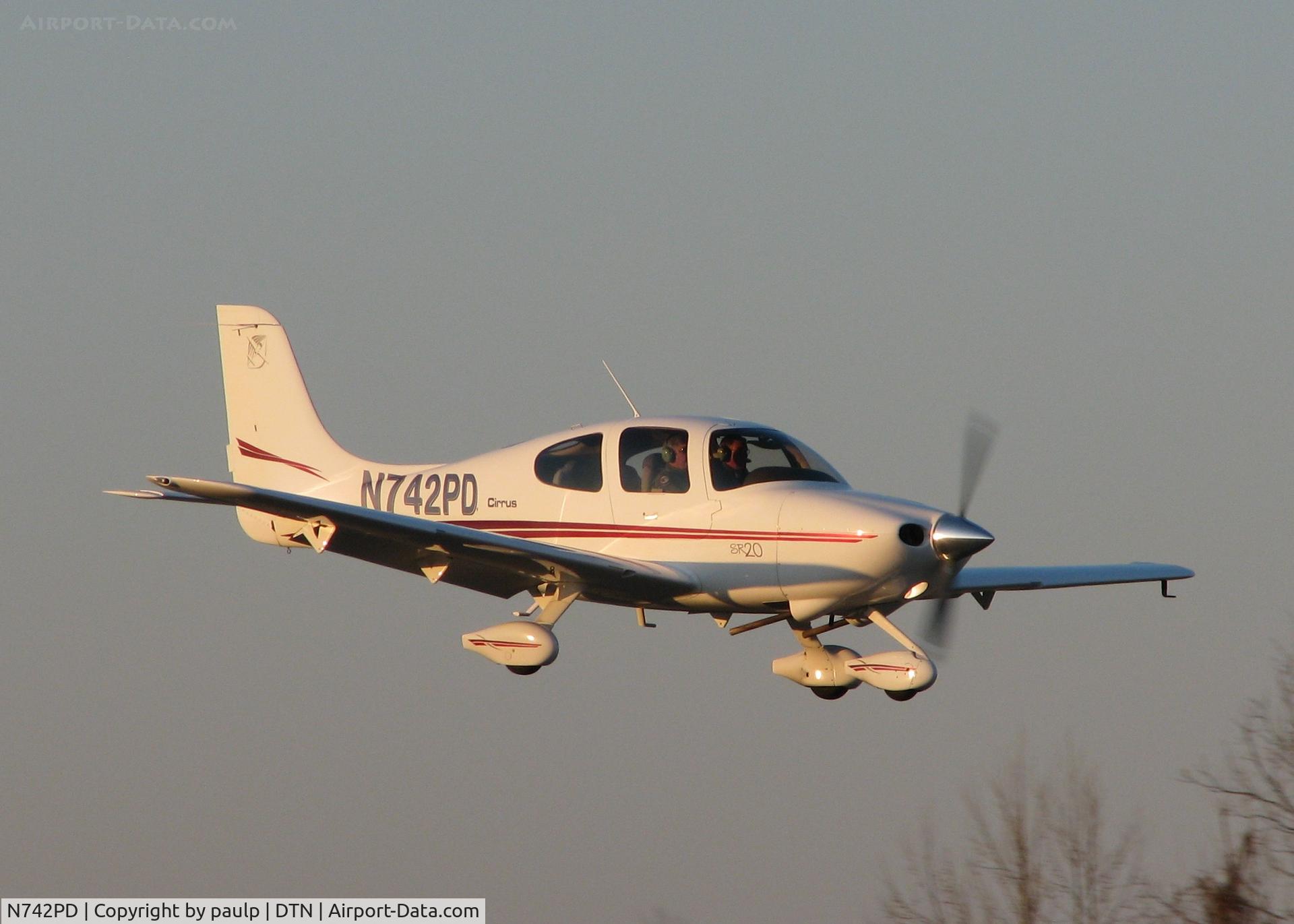 N742PD, 2002 Cirrus SR20 C/N 1187, Landing at dusk on runway 14 at Downtown Shreveport.