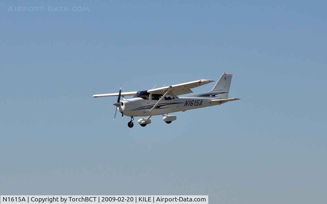N1615A, 2005 Cessna 172S C/N 172S9910, Late Model Cessna Skyhawk SP on short final Runway 19 @ Skylark Field