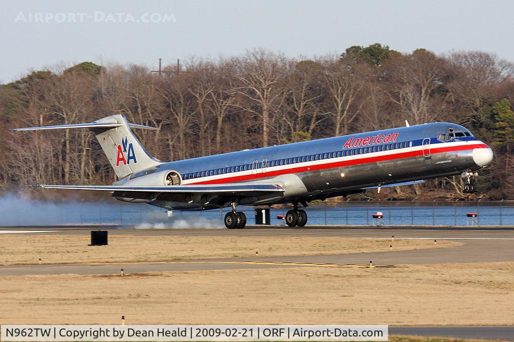 N962TW, 1999 McDonnell Douglas MD-83 (DC-9-83) C/N 53612, American Airlines N962TW (FLT AAL682) from Dallas/Fort Worth Int'l (KDFW) landing on RWY 23.