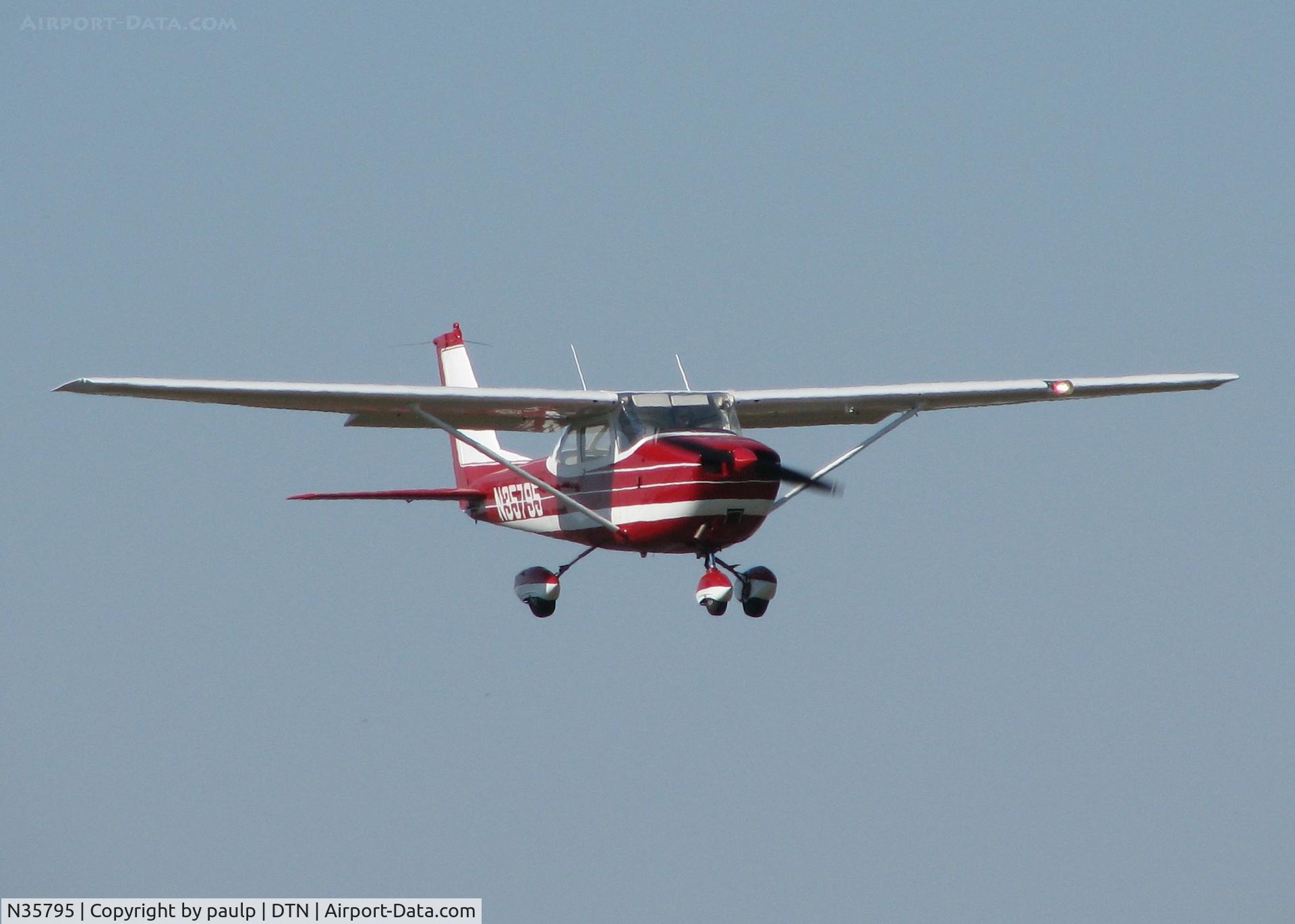 N35795, 1968 Cessna 172I C/N 17256965, Landing on 14 at the Shreveport Downtown airport.