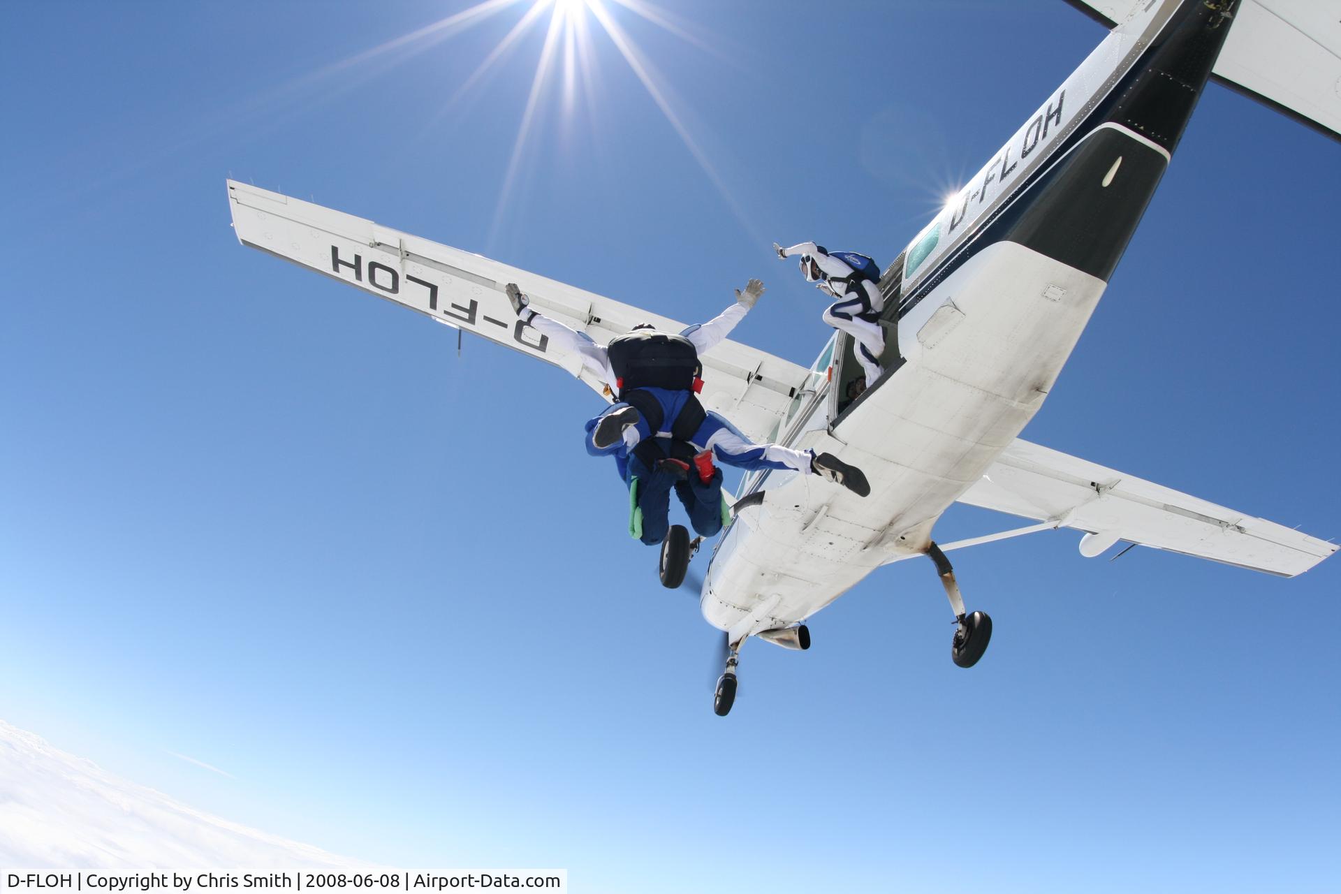 D-FLOH, 1996 Cessna 208B Grand Caravan C/N 208B-0576, Skydive exit over Langar