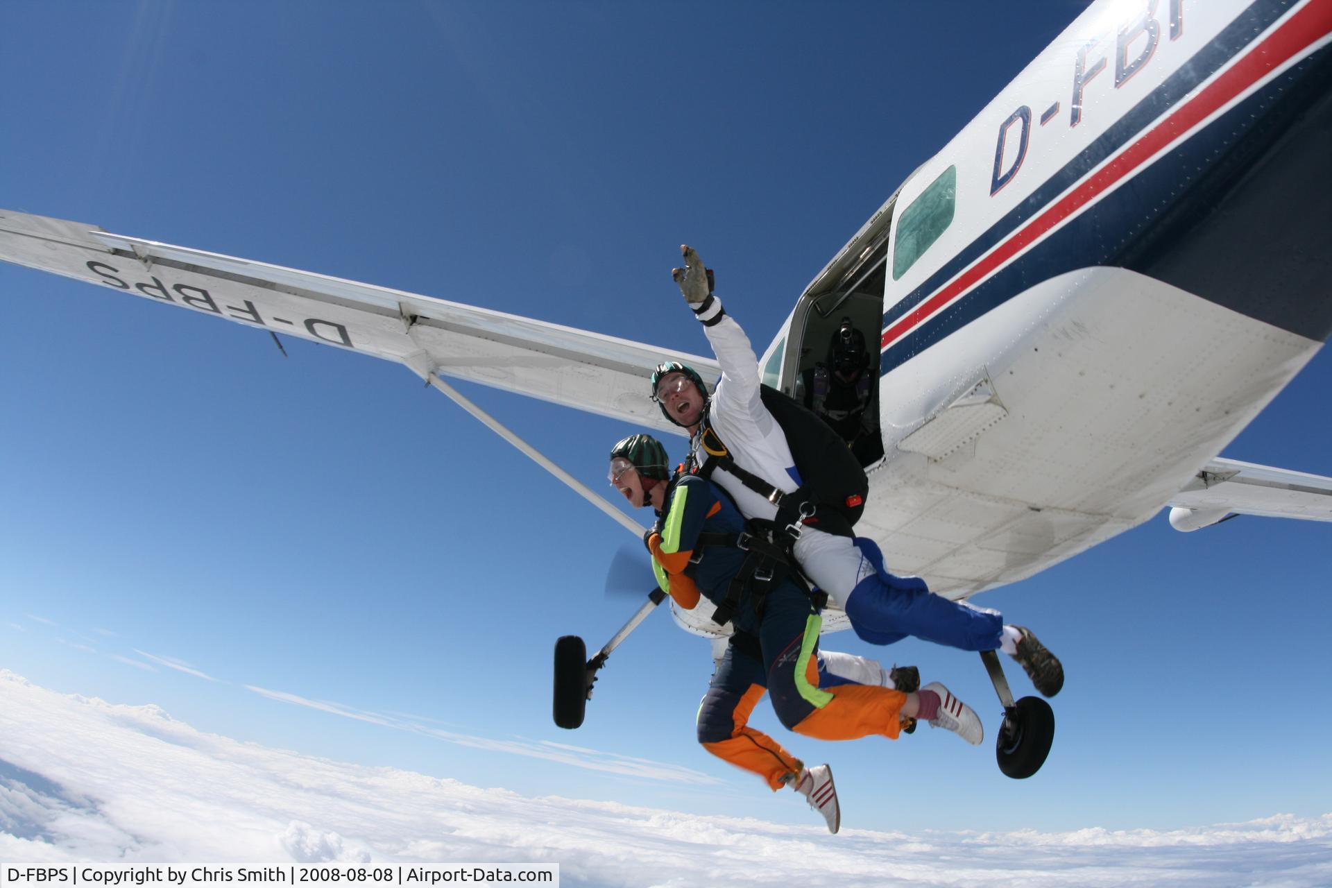 D-FBPS, 1998 Cessna 208B Grand Caravan C/N 208B0494, Skydive exit over Langar