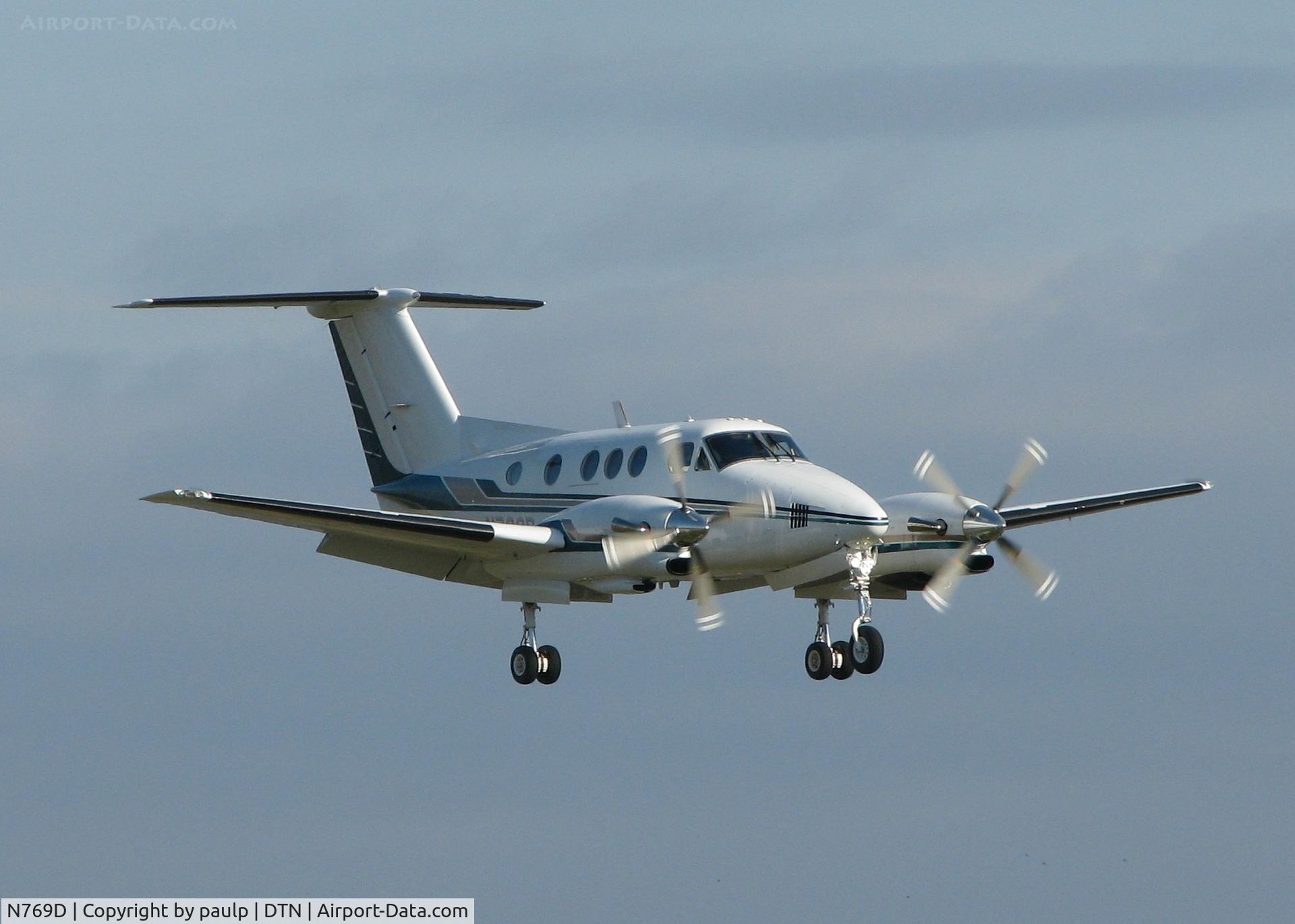 N769D, 1980 Beech F90 King Air C/N LA-52, Landing on Rwy 14 at the Shreveport Downtown Airport.