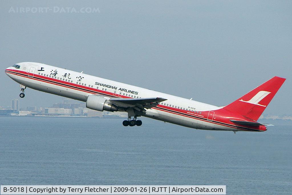 B-5018, 1998 Boeing 767-3Q8/ER C/N 28207, Shanghai Airlines B767 lifts out off Haneda