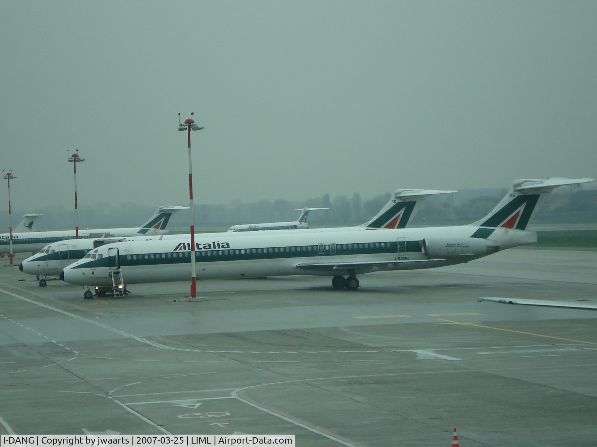 I-DANG, 1992 McDonnell Douglas MD-82 (DC-9-82) C/N 53176/1972, ramp