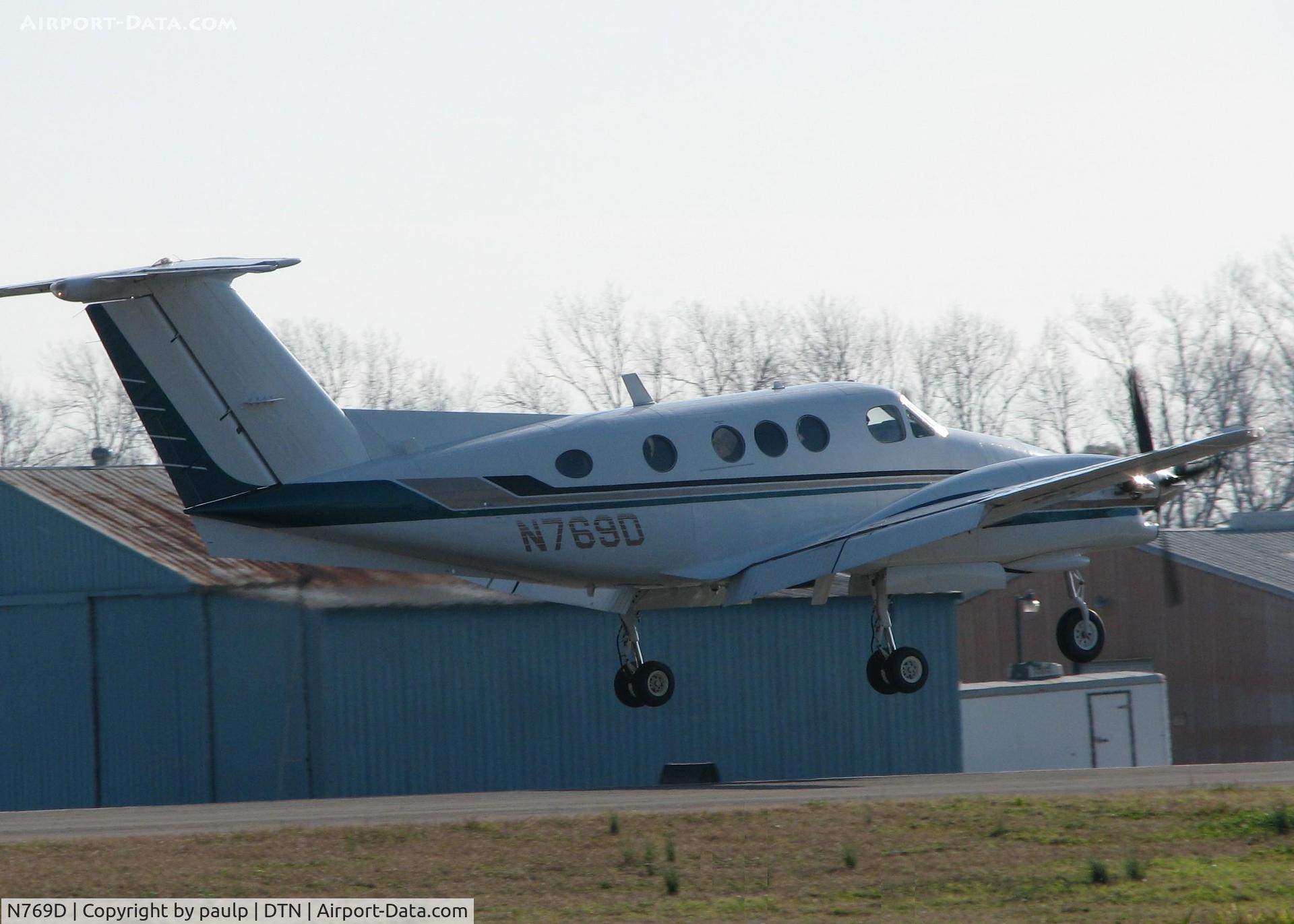 N769D, 1980 Beech F90 King Air C/N LA-52, Touching down on Rwy 14 at Downtown Shreveport.
