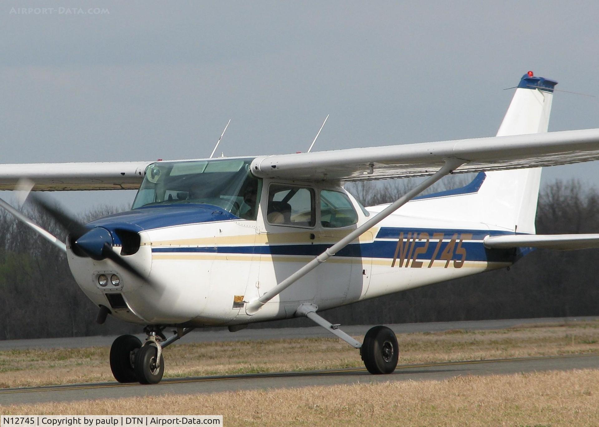 N12745, 1974 Cessna 172M C/N 17262224, Taxiing to runway 14 at the Shreveport Downtown airport.