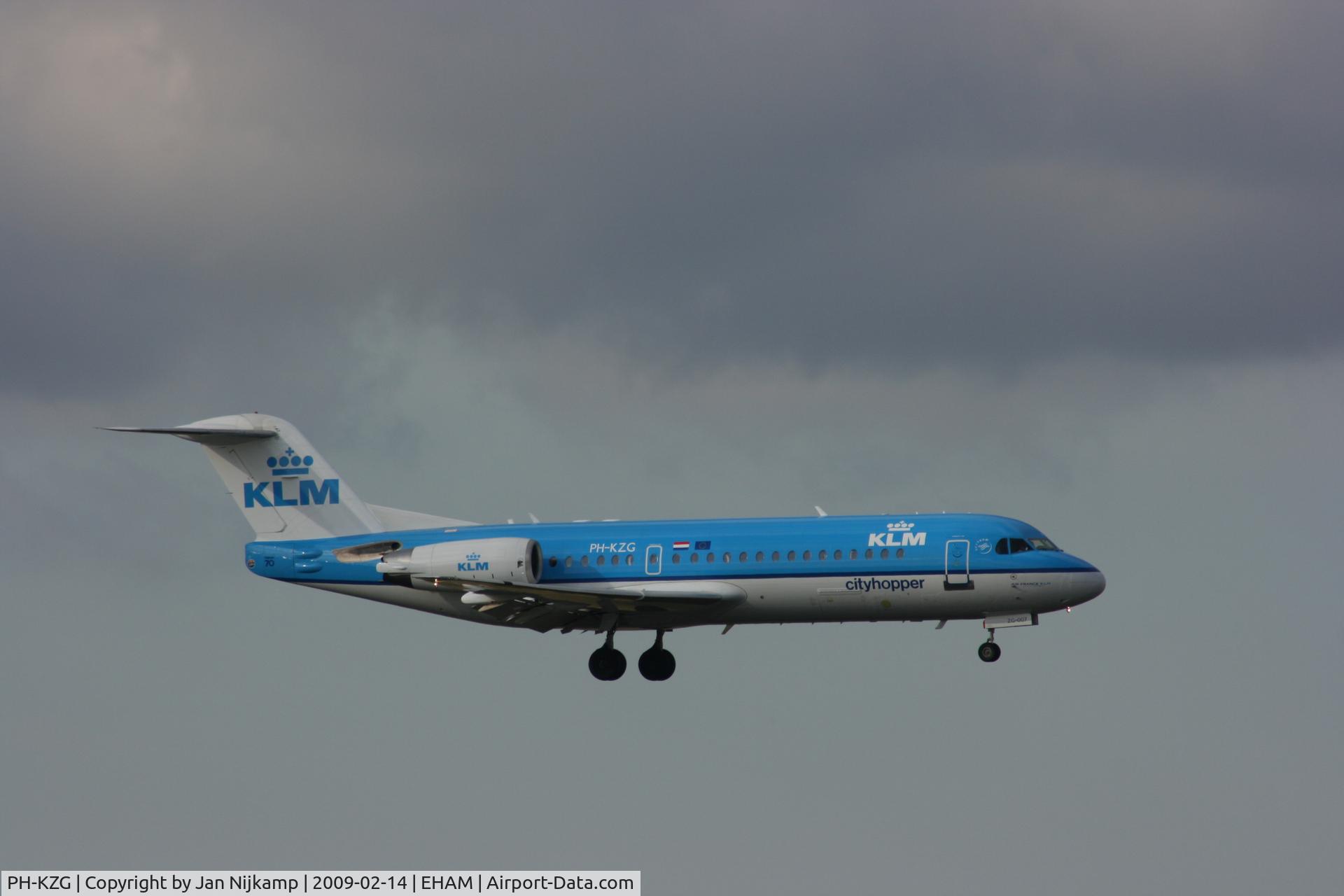 PH-KZG, 1996 Fokker 70 (F-28-0070) C/N 11578, Landing on the Kaagbaan from the south