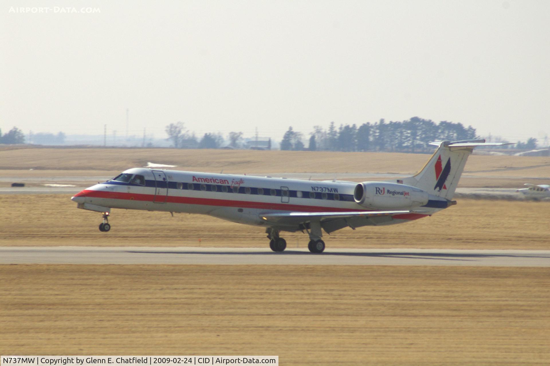 N737MW, 2001 Embraer ERJ-135LR (EMB-135LR) C/N 145396, Arriving Runway 13