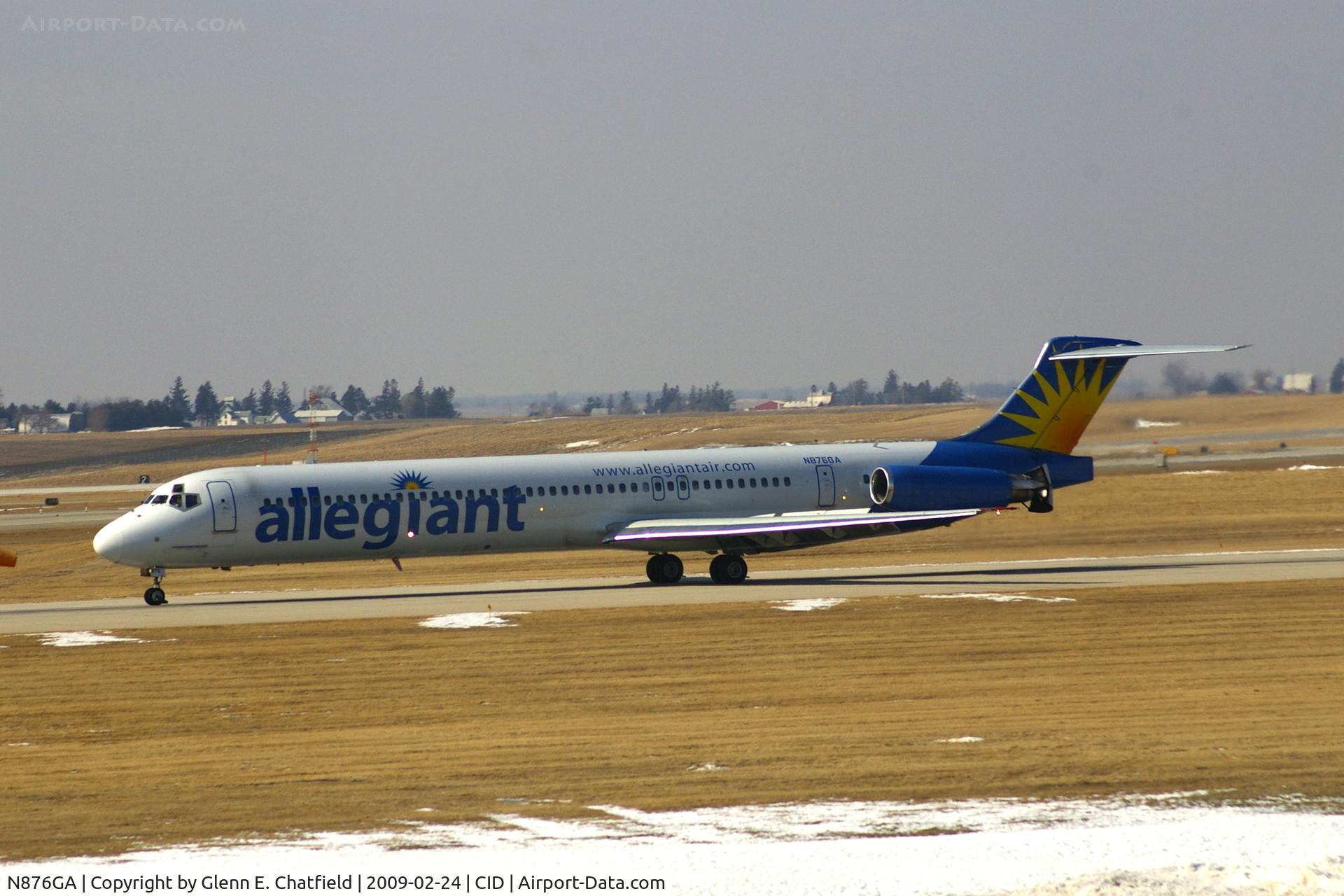 N876GA, 1995 McDonnell Douglas MD-83 (DC-9-83) C/N 53469, Landing roll, runway 13