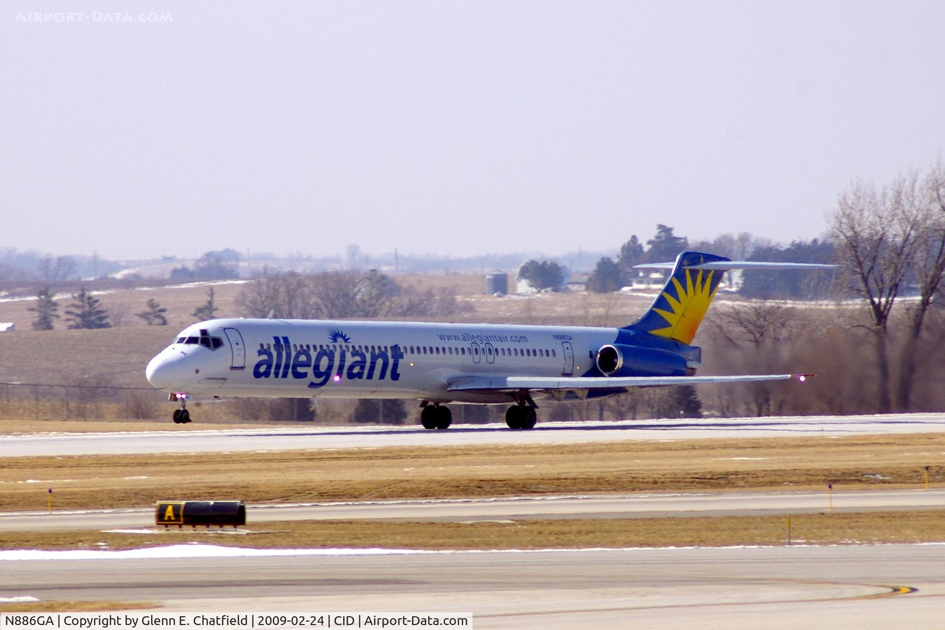 N886GA, 1990 McDonnell Douglas MD-82 (DC-9-82) C/N 49931, Departure roll, runway 9, nose wheel just off