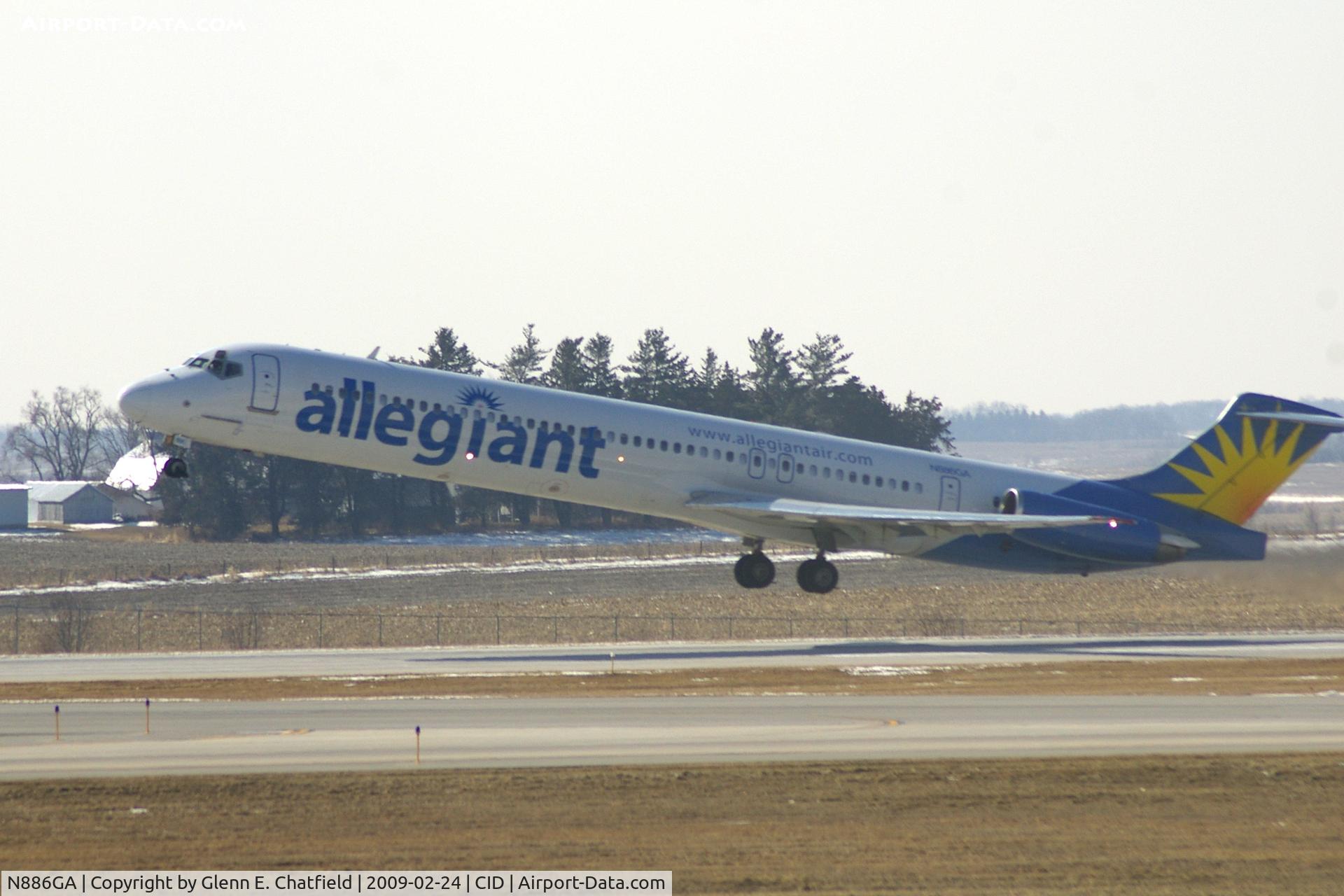 N886GA, 1990 McDonnell Douglas MD-82 (DC-9-82) C/N 49931, Departing runway 9; I'm looking into the sun