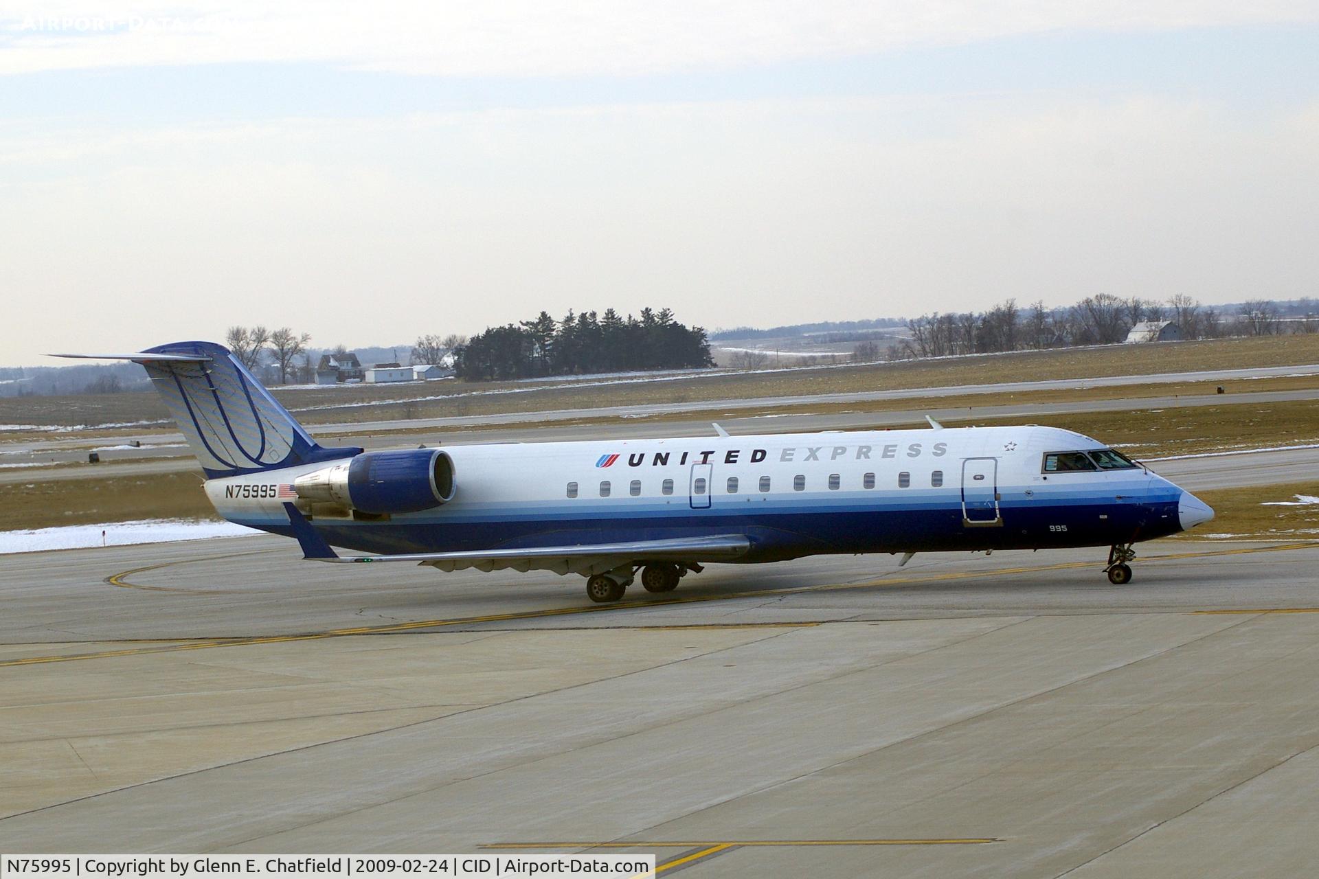 N75995, 1999 Bombardier CRJ-200ER (CL-600-2B19) C/N 7361, Taxiing to Runway 13 for departure