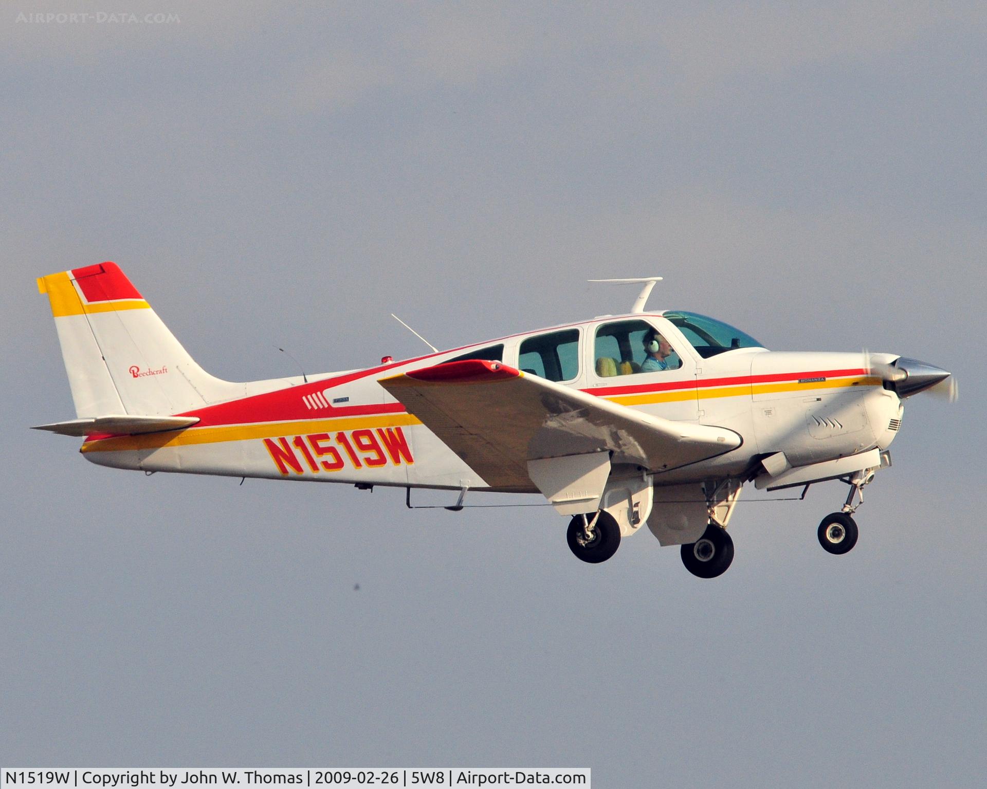 N1519W, 1972 Beech F33A Bonanza C/N CE-372, Departing runway 22