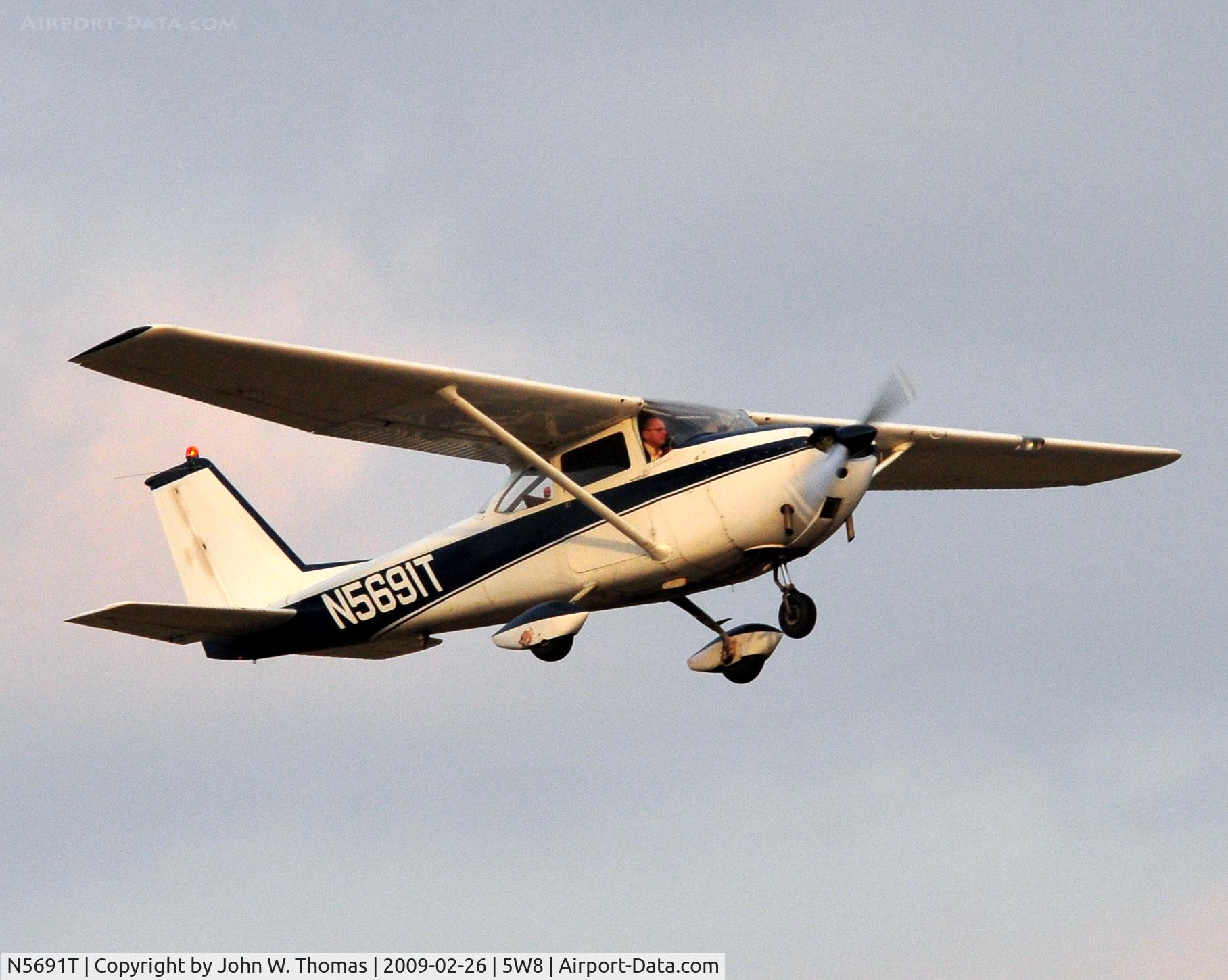 N5691T, 1964 Cessna 172E C/N 17251591, Departing runway 22