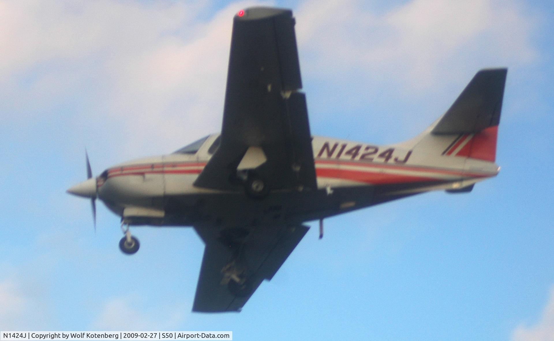 N1424J, 1975 Rockwell International 112A Commander C/N 424, in flight, on final