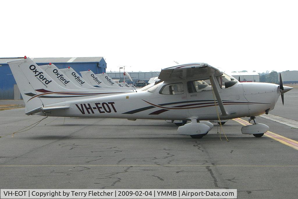 VH-EOT, 2000 Cessna 172R C/N 17280921, One of many Cessnas at the Oxford Flying School at Moorabbin