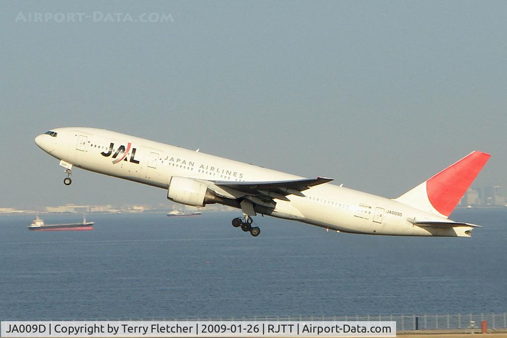JA009D, 1998 Boeing 777-289 C/N 27641, JAL B777 climbs out of Haneda