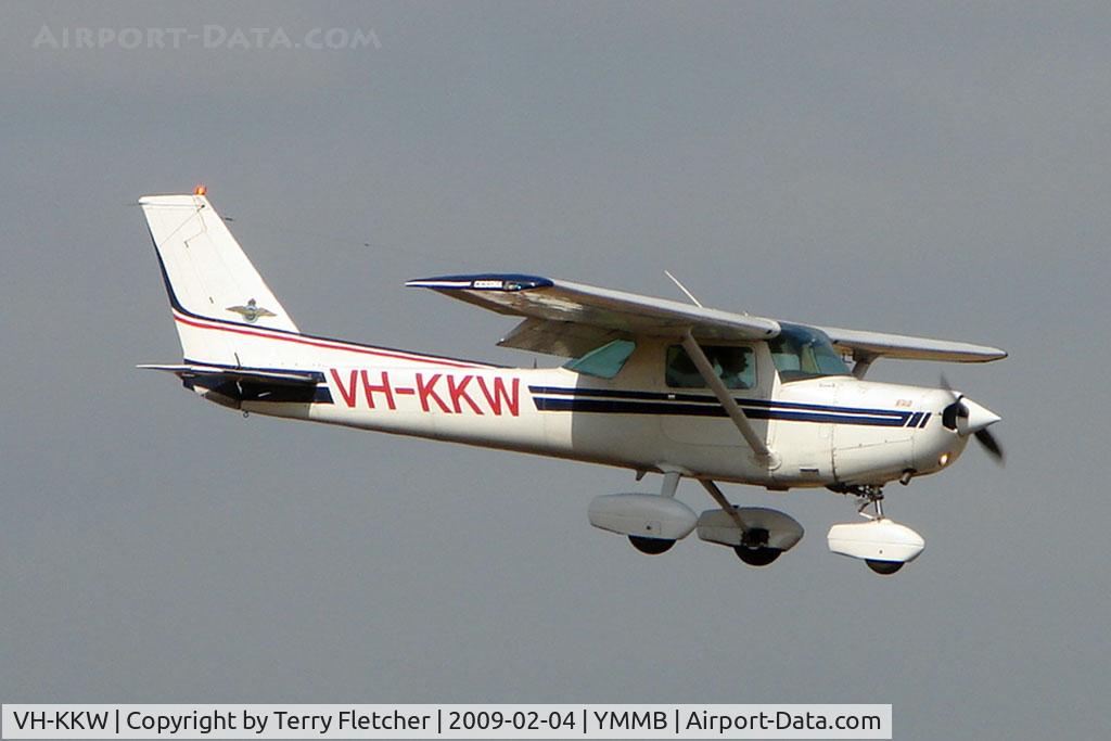 VH-KKW, 1983 Cessna 152 C/N 15285802, Cessna 152 on approach to Moorabbin
