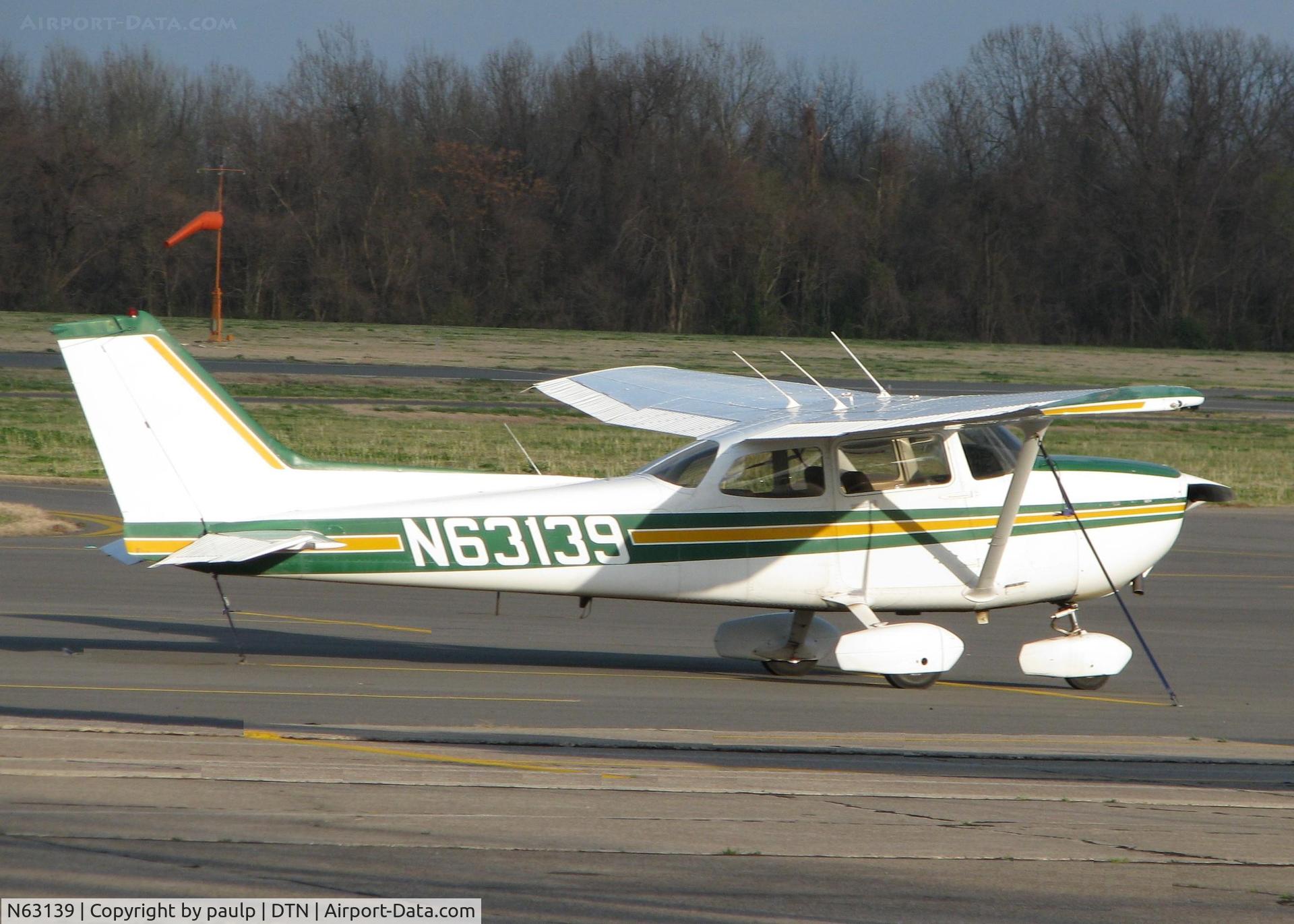 N63139, 1981 Cessna 172P C/N 17275395, Parked at the Shreveport Downtown airport.
