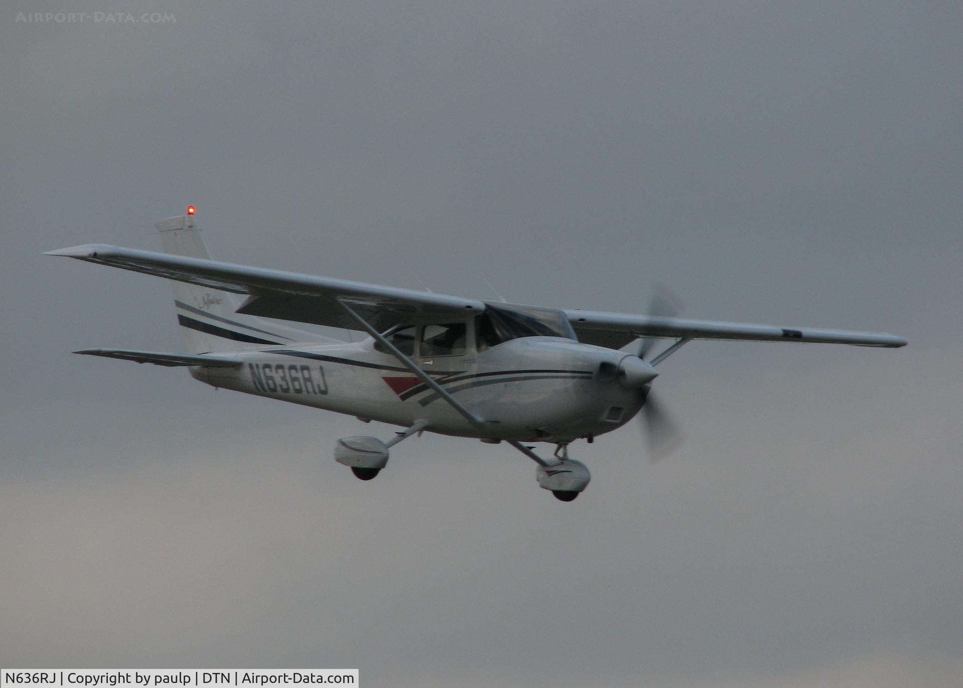 N636RJ, 1998 Cessna 182S Skylane C/N 18280273, Landing at dusk at the Shreveport Downtown airport.