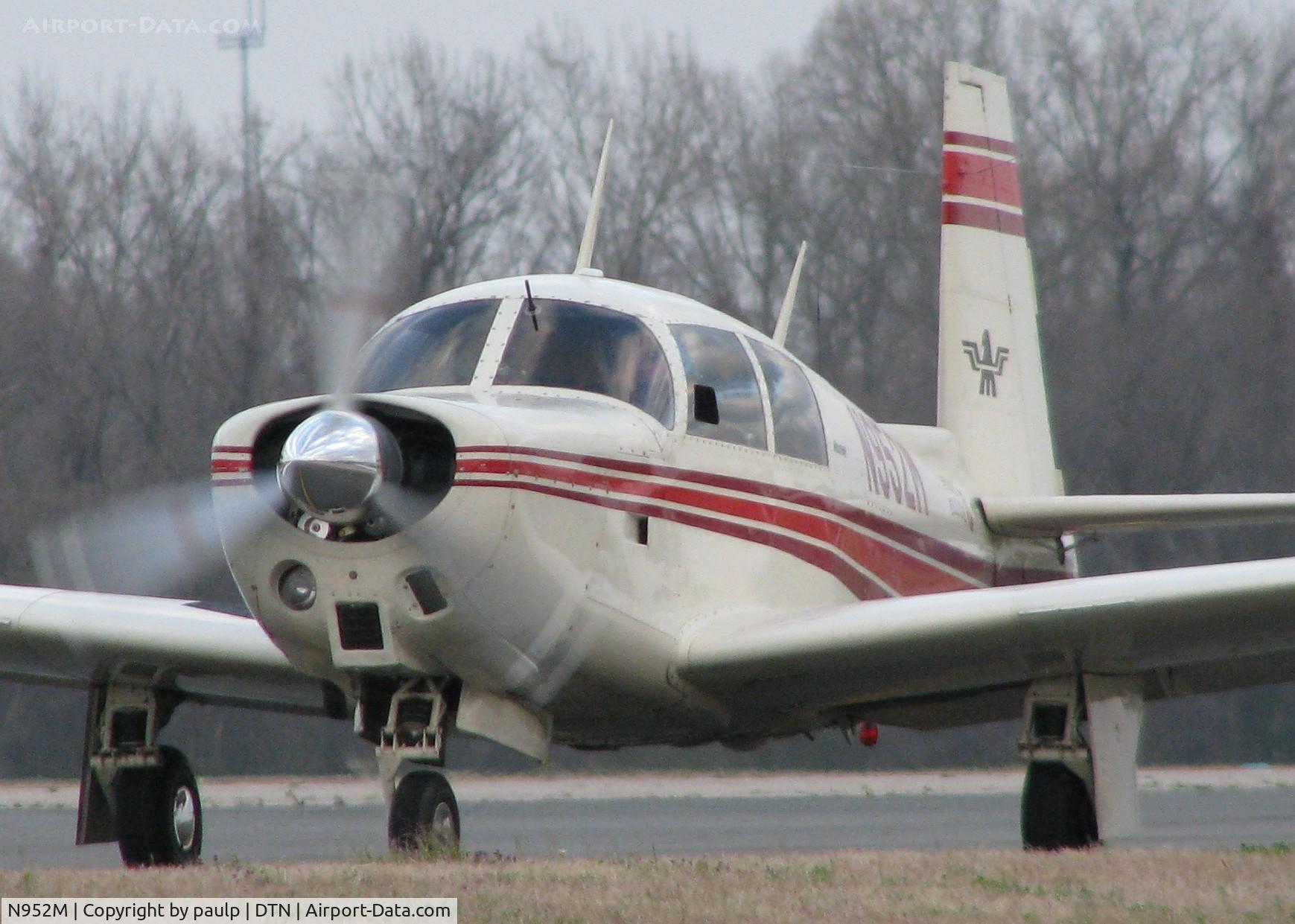N952M, 1966 Mooney M20C Ranger C/N 3364, On taxiway Foxtrot about to turn onto runway 14 at the Shreveport Downtown airport.