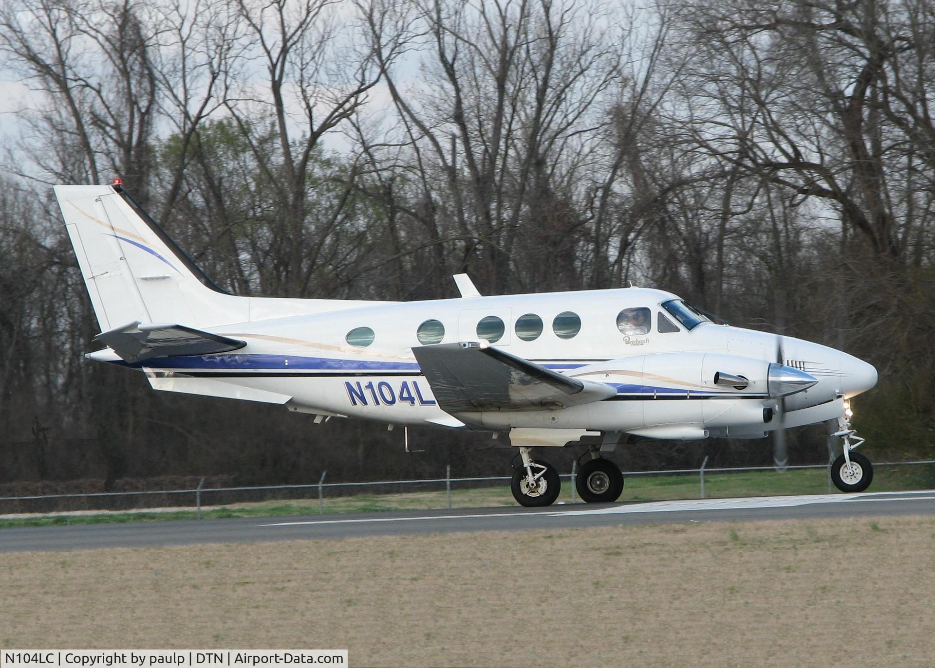 N104LC, 1977 Beech C90 King Air C/N LJ-757, Taking off on Rwy 14 at Downtown Shreveport.  