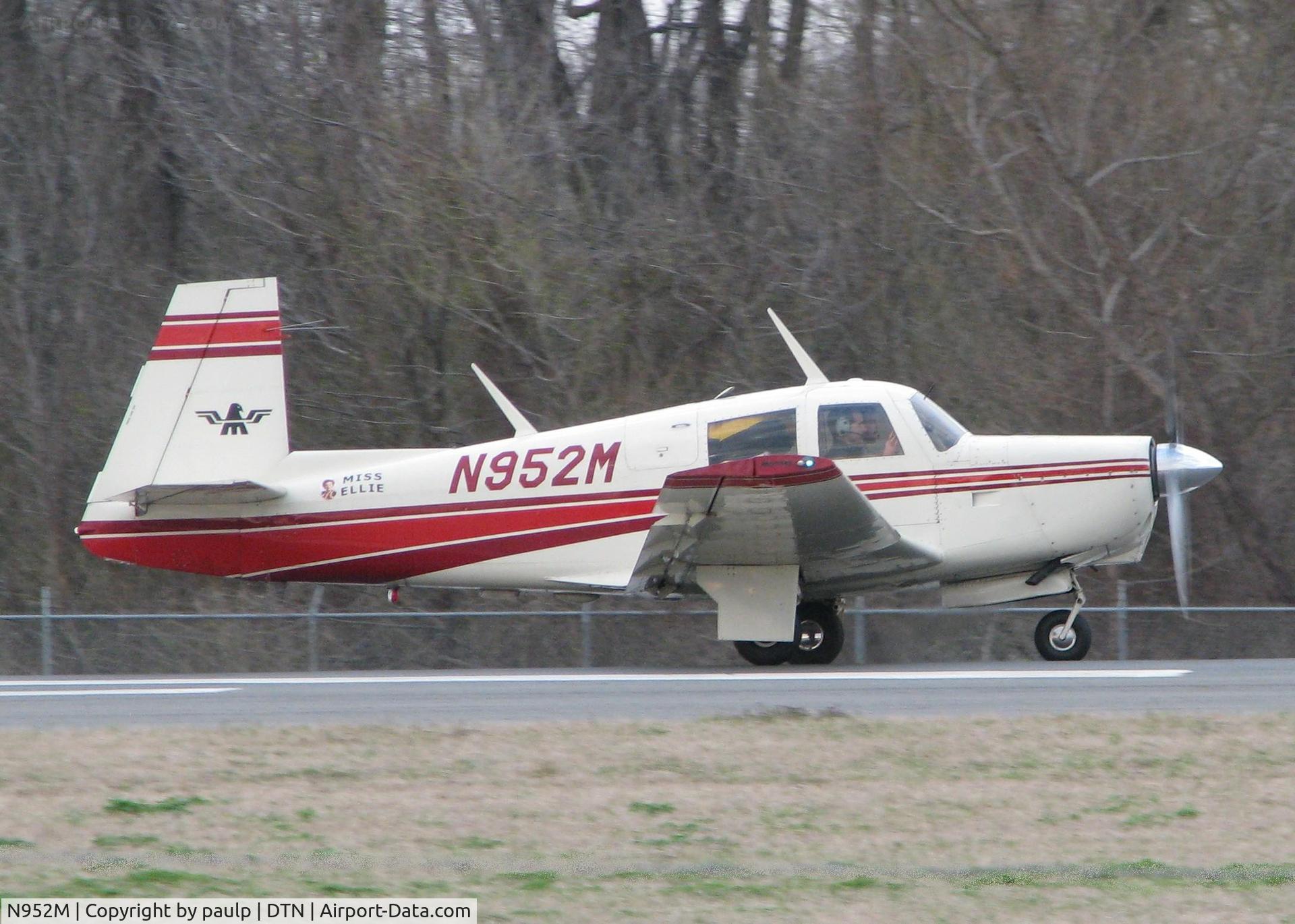 N952M, 1966 Mooney M20C Ranger C/N 3364, Rolling down runway 14 at the Shreveport Downtown airport.