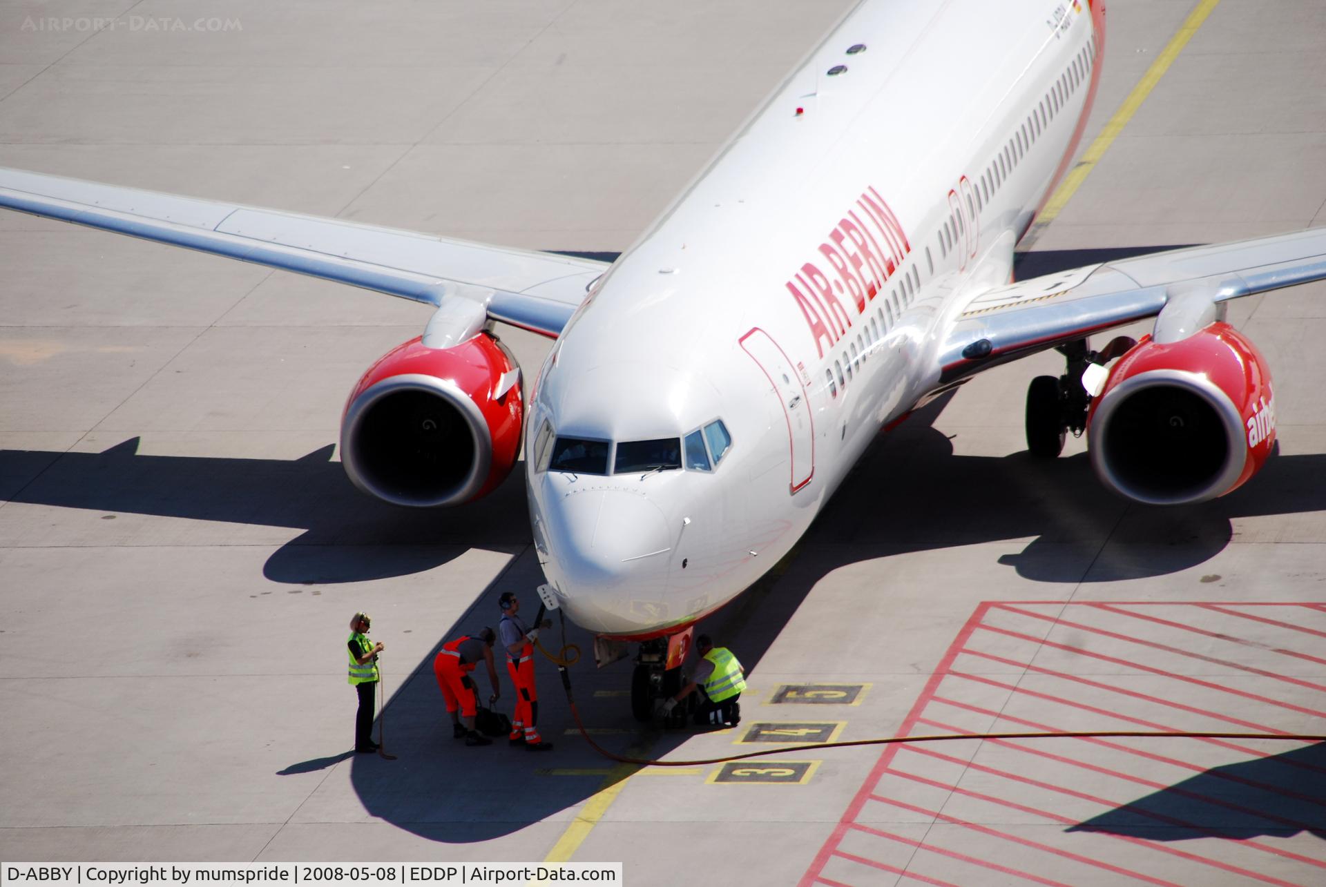 D-ABBY, 2007 Boeing 737-86J C/N 34970, Busy hands welcomes the plane