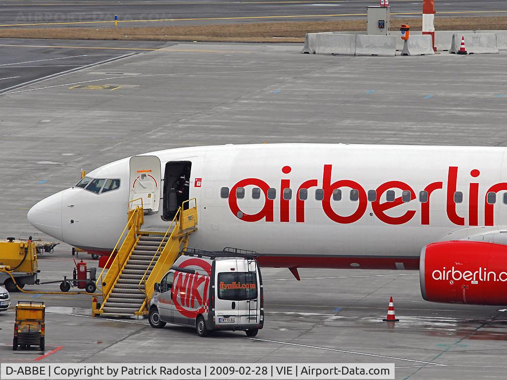 D-ABBE, 2002 Boeing 737-86J C/N 30881, Waiting for the next flight - mechanic of NIKI on board