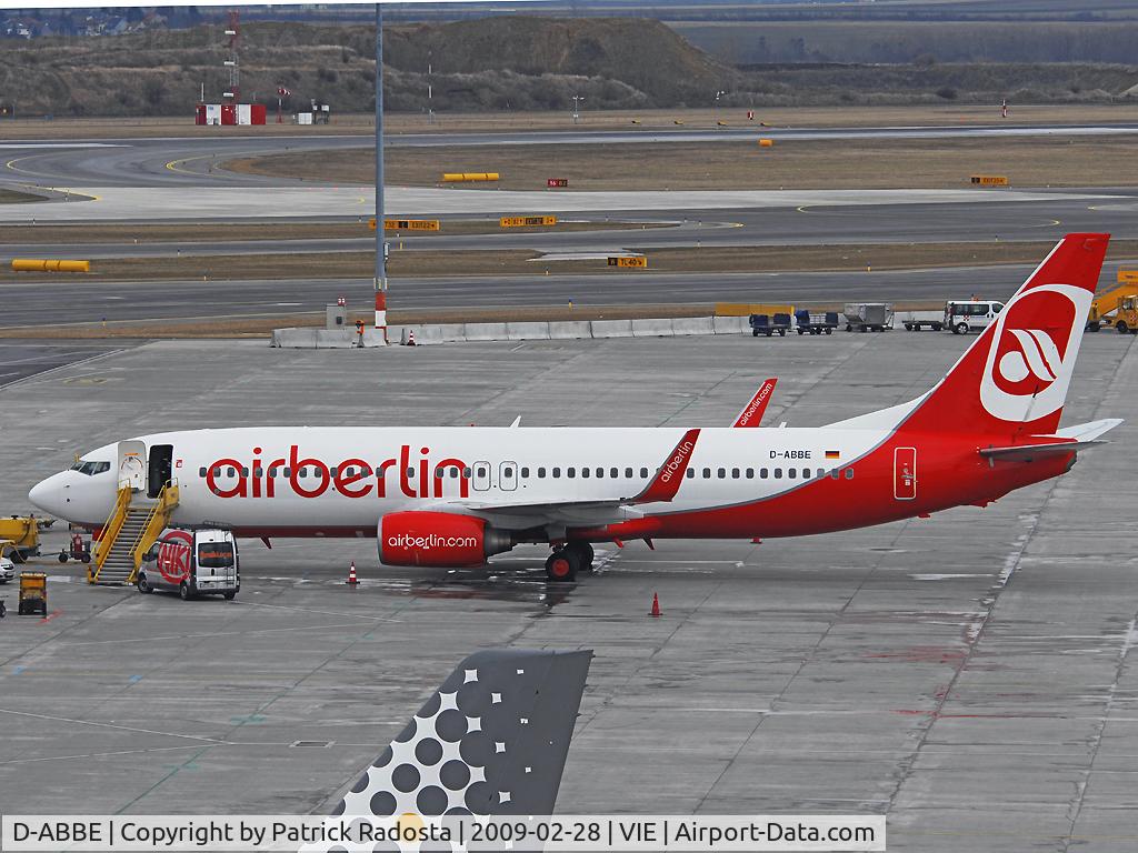 D-ABBE, 2002 Boeing 737-86J C/N 30881, Waiting for the next flight - mechanic of NIKI on board