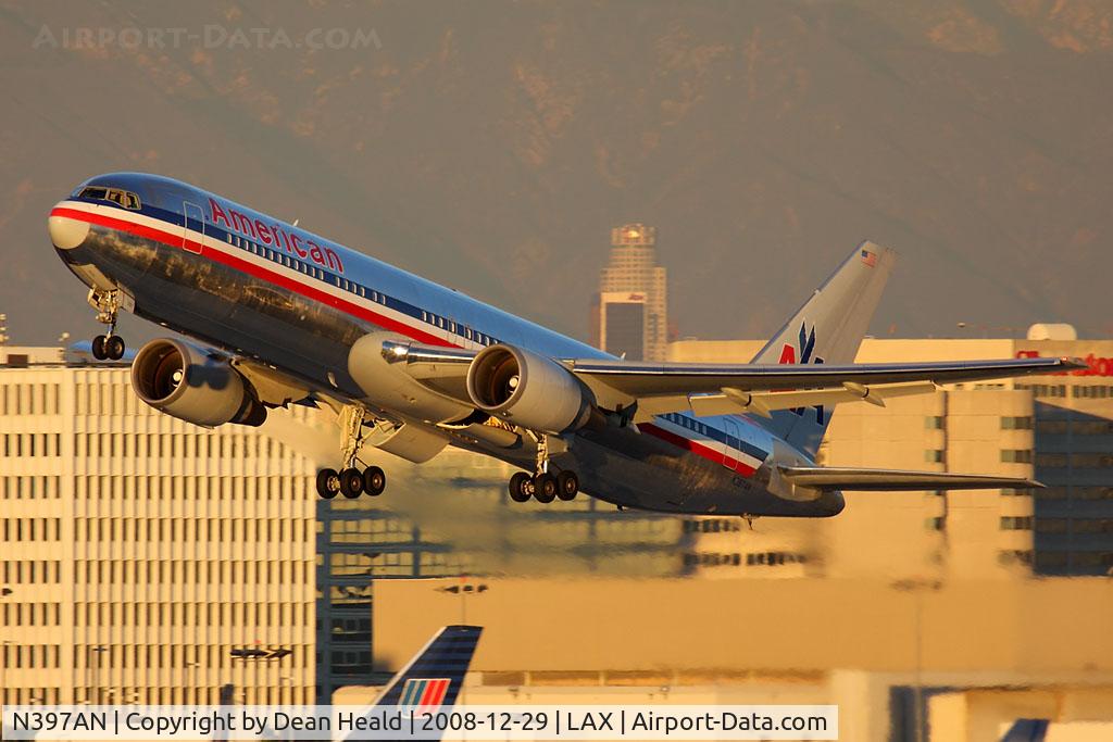 N397AN, 1999 Boeing 767-323/ER C/N 29604, American Airlines N397AN (FLT AAL180) climbing out from RWY 25R in great light enroute to John F Kennedy Int'l (KJFK).