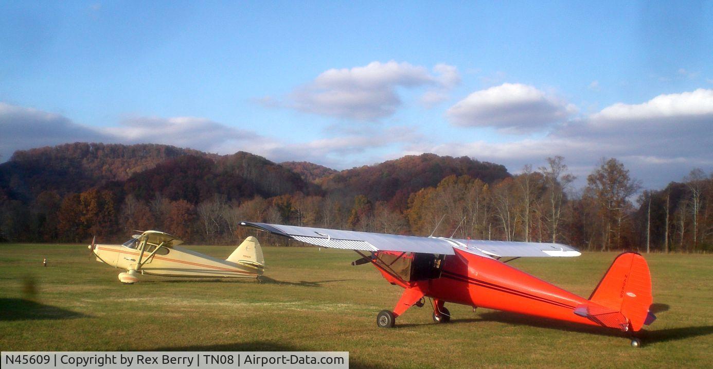 N45609, 1946 Silvaire Luscombe 8A C/N 2136, about to take off and climb into the Cumberland Mts