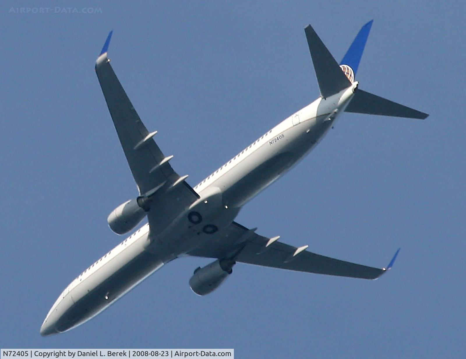 N72405, 2001 Boeing 737-924 C/N 30122, A stretch 737 coasts in serenely over Morristown, NJ, on its way to EWR.