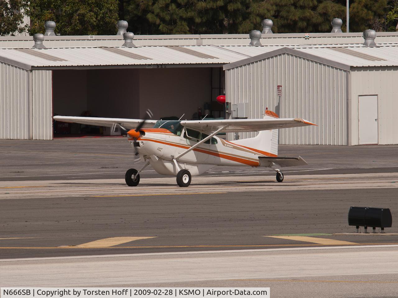 N666SB, 1980 Cessna A185F Skywagon 185 C/N 18503994, N666SB taxiing