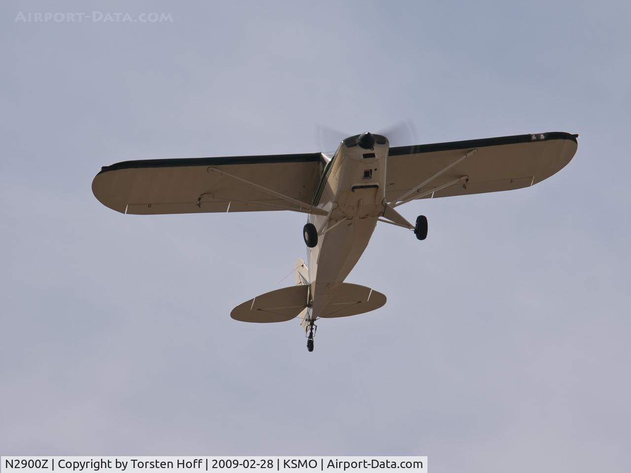 N2900Z, 1959 Piper PA-22-160 Tri Pacer C/N 22-6868, N2900Z over KSMO