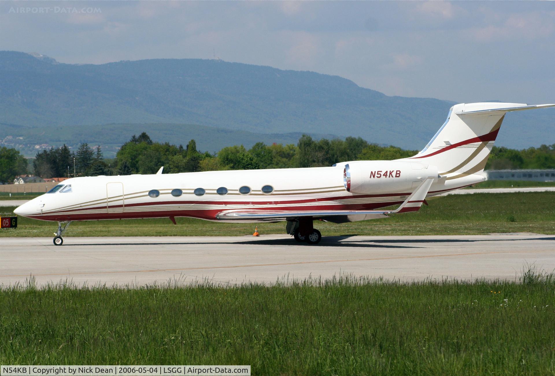 N54KB, 2000 Gulfstream Aerospace G-V C/N 627, LSGG