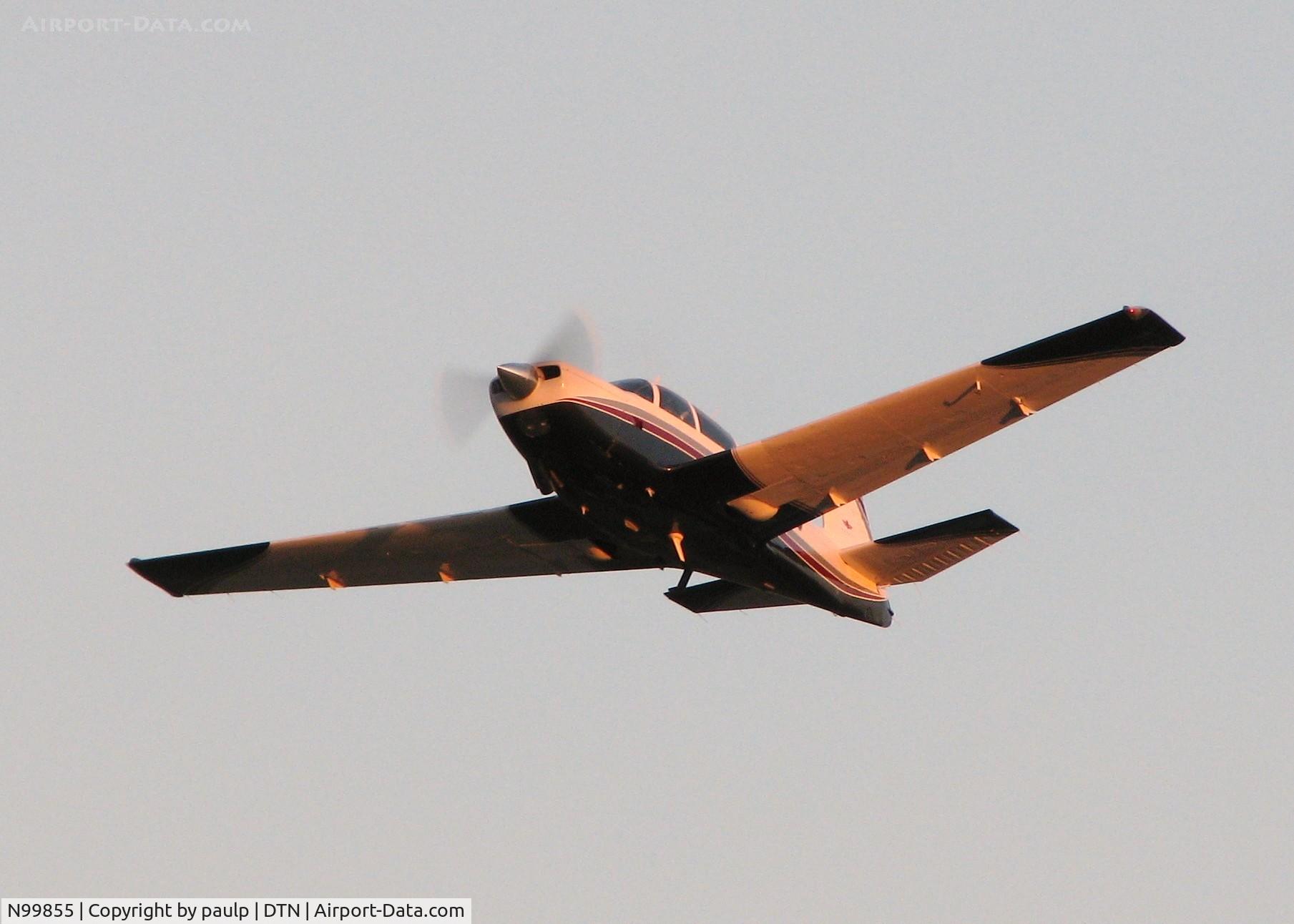 N99855, 1981 Mooney M20K C/N 25-0550, Taking off from runway 32 at the Shreveport Downtown airport.