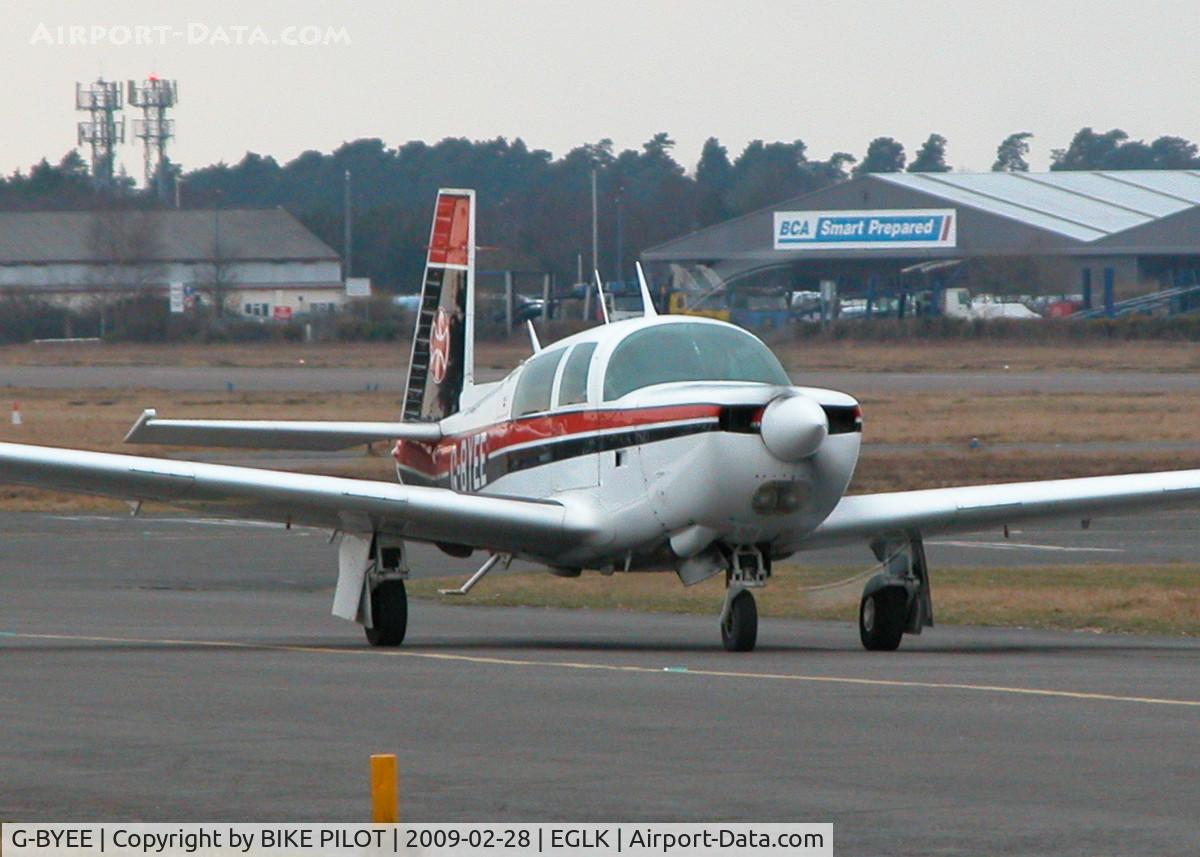 G-BYEE, 1980 Mooney M20K C/N 25-0282, TAXYING TOWARDS THE CAFE