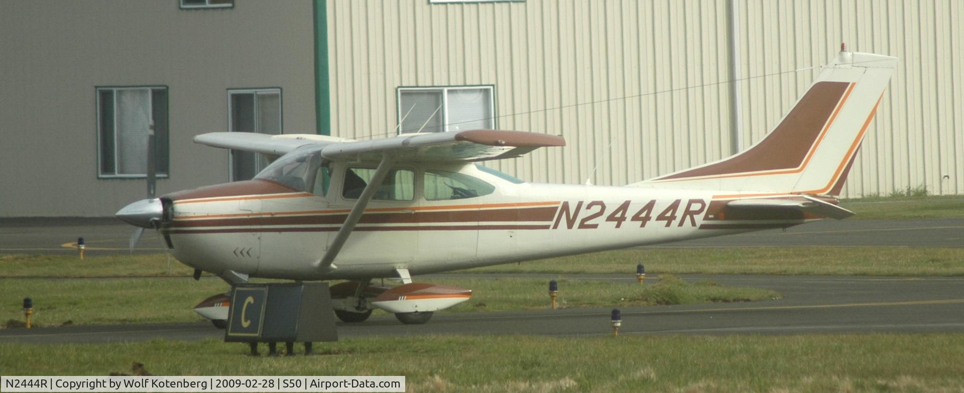 N2444R, 1964 Cessna 182G Skylane C/N 18255544, taxying