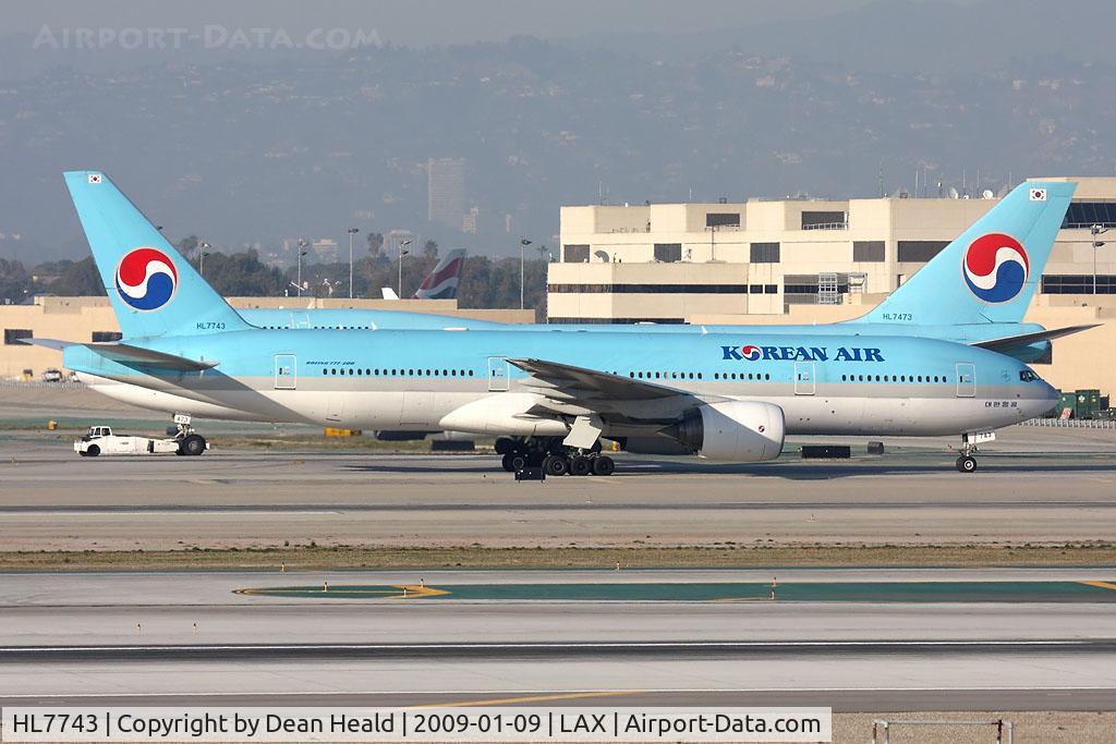 HL7743, 2006 Boeing 777-2B5/ER C/N 34208, Korean Air HL7743 (FLT KAL61), from Seoul Incheon Int'l (RKSI) taxis to the Tom Bradley International Terminal, while Korean Air HL7473 is towed to west remote.