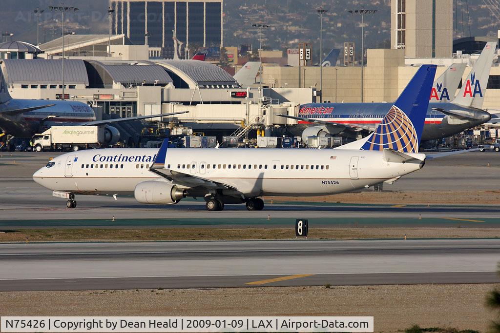 N75426, 2008 Boeing 737-924/ER C/N 31622, Continental Airlines N75426 (FLT COA137) holding short of RWY 25R after arrival on RWY 25L from Houston Bush Intercontinental (KIAH).