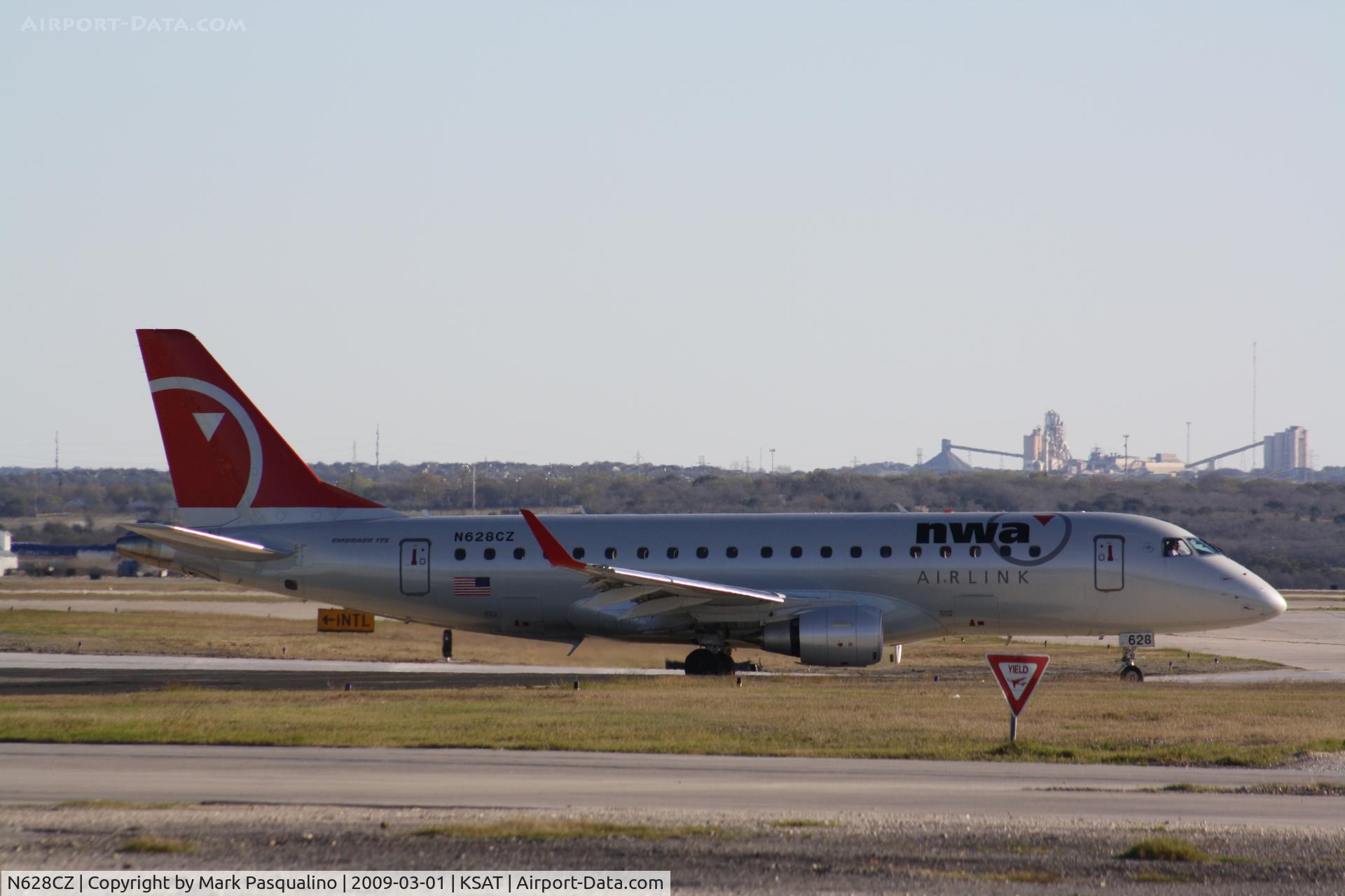 N628CZ, 2008 Embraer 175LR (ERJ-170-200LR) C/N 17000233, ERJ170-200LR